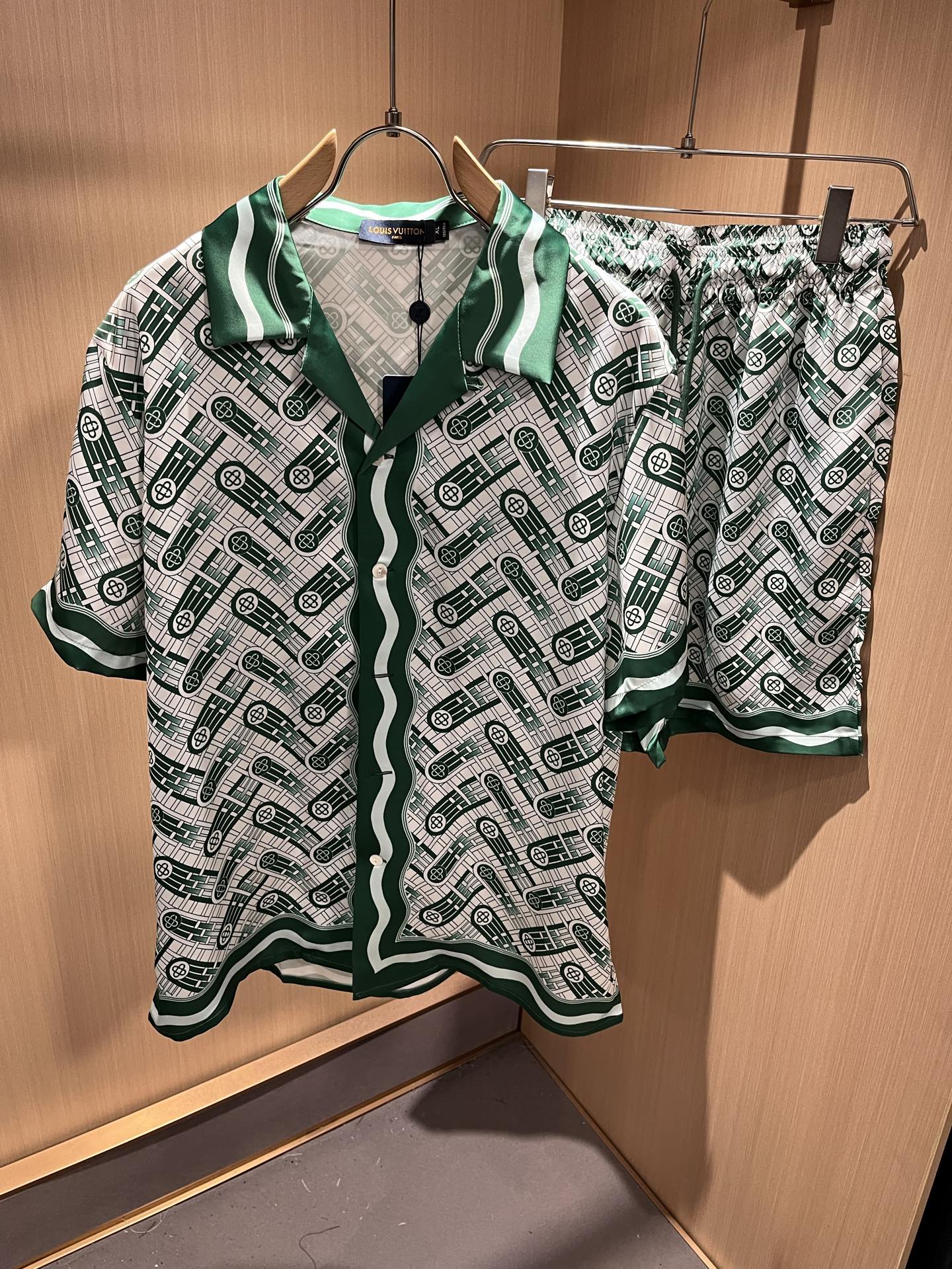 NO:501455,Louis Vuit*on Louis Family New Monogram Series 2025 Spring and Summer!  Light luxury casual suit, pajamas set for the same style for men and women!  The new high-end Louis family has always been so flawless, and creative designs are emerging one after another. If you don’t buy a few Louis items this spring and summer, you can’t be considered a fashion expert. Monogram logo design for clothes!  Custom silk fabric!  The iconic elements of Louis are really something that everyone loves. They are super soft and resilient, from world-class trade-level OEM channels, with extremely rare quantity and no help after selling out. Monogram three-dimensional logo presents an extraordinary texture, clean and neat. This is the Louis family's unique skill and the latest craftsmanship this quarter. The degree of meticulousness has reached the top, and the loose cut style design is unique. It is a fusion of luxury and fashion!  Size M-3XL, louis vuitton,louis vuitton,alexander wang19860909Louis Vuit*on 路易家族 2025春夏新款Monogram系列！轻奢休闲套装,男女同款睡衣套装！路易家族的新高端,细节品质永远的那么完美无瑕,创意设计层出不穷.今年春夏季节没有入手几件路易你算不上时尚达人.衣身Monogram 标识logo图案设计！定制丝绸面料！诠释路易的标志性元素,实属人见人爱的东西.超级柔软且具有韧性,来自世界级贸易级别的代工厂渠道,数量极其稀少售完无补.Monogram立体Logo呈现不一般的质感,干净俐落.这是路易家族的看家绝活也是本季度的最新工艺.细致化程度已经达到顶端了,宽松剪裁的版型设计堪称一绝.属于奢华与时尚的融合！尺码M-3XL,,louis vuitton,louis vuitton,alexander wang,Men's clothing