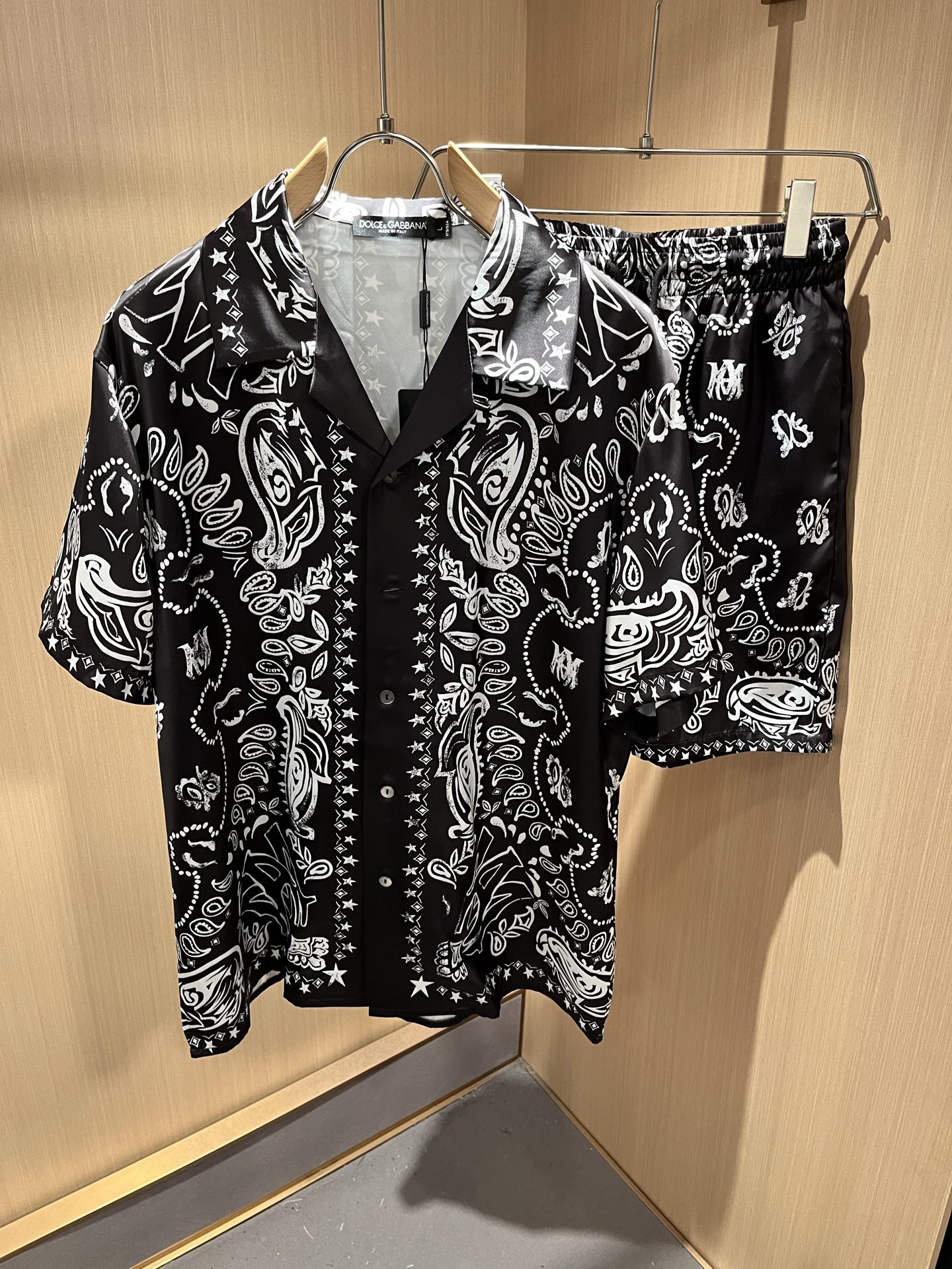 NO:501482,Dolce&Gabba*a 2025 spring and summer new men and women pajamas set, available at the same time in the counter!  Customized exclusive silk cotton fabric, with letter logo pattern printing technology design on the chest!  Simple and generous, calm and versatile, extremely high-end, perfectly integrated with fashion and style, a top fashionable style that perfectly suits the outside wear!  The overall feeling is natural!  The ultimate classic versatile short-sleeved T-shirt, the ultimate heavy industry and the ultimate perfection!  Fans who pursue high quality are please buy them by themselves, and all fans who know the goods are invited to appreciate this model together!  !  Size M-3XL, Dolce & Gabbana, Dolce & Gabbana, T-shirt,tees, t-shirt,alexander wang19860909Dolce&Gabba*a 杜嘉*纳2025春夏新款男女同款睡衣套装,专柜同步发售！定制专属丝绸棉面料,胸前字母logo图案印花工艺设计！简约大方,从容百搭,档次极高,完美融入时尚还有风情感一款完美符合外穿的顶尖时髦气质款！整体给人浑然天成的感觉！极致经典的百搭型短袖T恤,极致的重工极致的完美！追求高品质的粉丝们请自行抢购,诚邀所有识货的粉丝一同鉴赏此款！！尺码M-3XL,,Dolce&Gabbana,Dolce&Gabbana,T-shirt,tees，t-shirt,alexander wang,Men's clothing