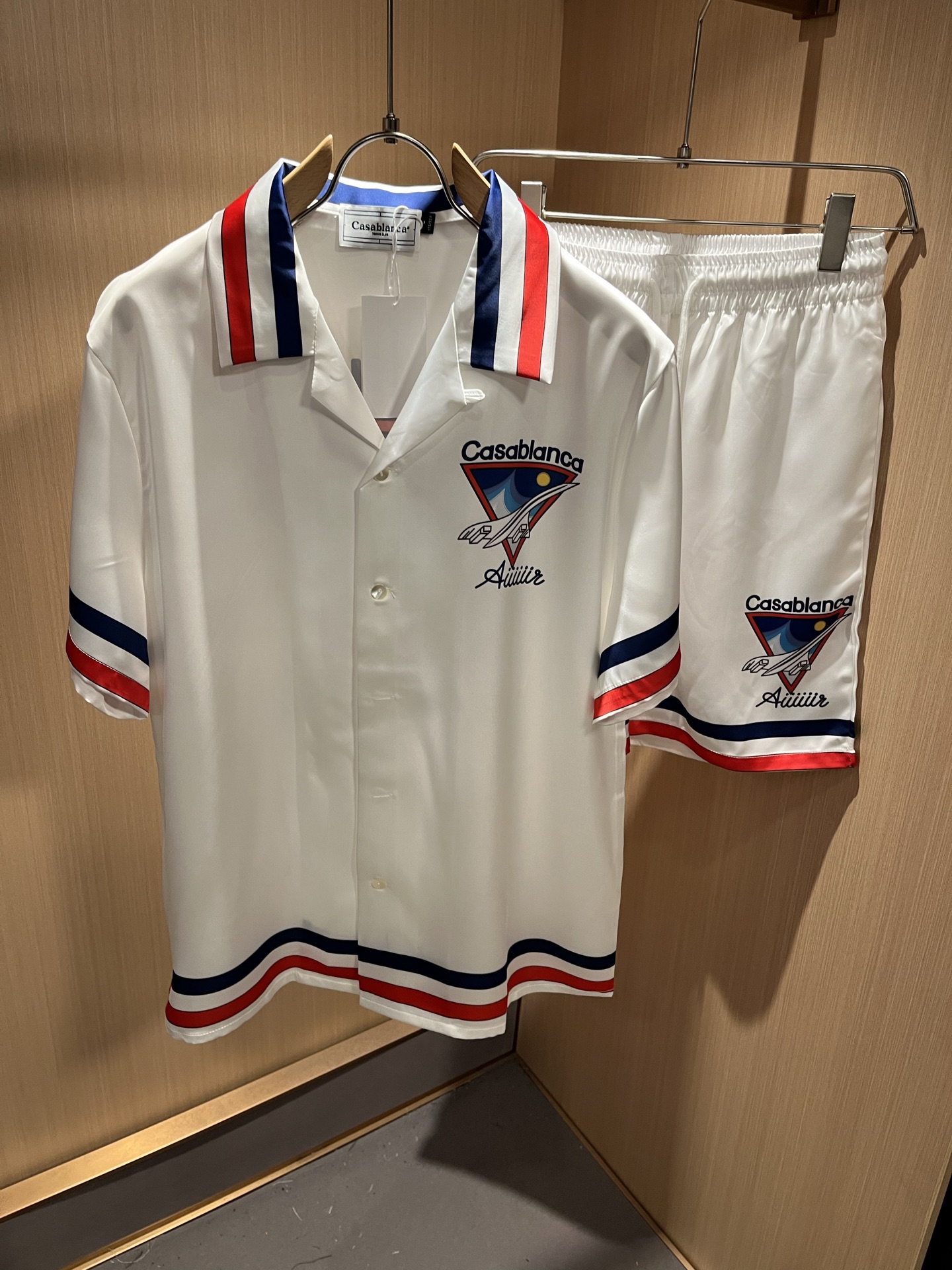 NO:501489,casablanca 2025 spring and summer new men and women pajamas set, the latest model is exclusively available on the entire network!  !  ~ It is classic and fashionable and versatile, who doesn’t like it? It will show the classic again. It is very pleasing to the eye and comes with a low luxury halo and recognition!  The traditional brand concept and modern advanced technology are perfectly combined. Coupled with the extremely modern and modern minimalist design, exclusive logo pattern printing design!  Customized 100% imported silk fabric!  The texture of this model is quite touching, the specifications and grades are known with tentacles. The degree of delicateness and breathability are top-notch!  Size M-3XL, alexander wang19860909casablanca 卡萨布兰卡 2025春夏新款男女同款睡衣套装,最新款全网独家首上！！~既经典有时尚百搭,谁不爱啊,将经典再次展现,非常的耐看,自带低奢光环与辨识度！传统的品牌理念和现代化的先进技术进行了完美结合.加上极其现代摩登风范的简约设计,专属logo图案印花设计！定制百分百进口丝绸面料！此款的质感相当感人 触手便知规格档次 细腻程度与透气效果堪称顶级！尺码M-3XL,,alexander wang,Men's clothing