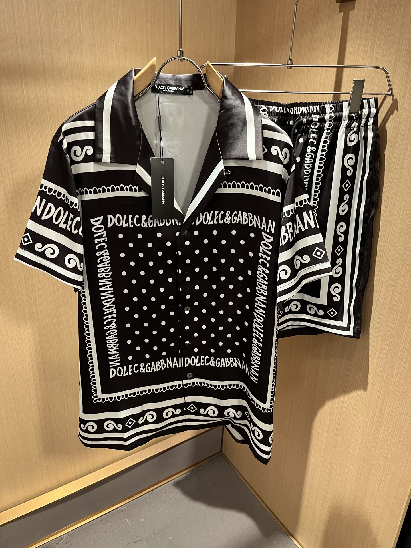 NO:501453,Dolce&Gabba*a 2025 spring and summer new men and women pajamas set, available at the same time in the counter!  Customized exclusive silk cotton fabric, with letter logo pattern printing technology design on the chest!  Simple and generous, calm and versatile, extremely high-end, perfectly integrated with fashion and style, a top fashionable style that perfectly suits the outside wear!  The overall feeling is natural!  The ultimate classic versatile short-sleeved T-shirt, the ultimate heavy industry and the ultimate perfection!  Fans who pursue high quality are please buy them by themselves, and all fans who know the goods are invited to appreciate this model together!  !  Size M-3XL, Dolce & Gabbana, Dolce & Gabbana, T-shirt,tees, t-shirt,alexander wang19860909Dolce&Gabba*a 杜嘉*纳2025春夏新款男女同款睡衣套装,专柜同步发售！定制专属丝绸棉面料,胸前字母logo图案印花工艺设计！简约大方,从容百搭,档次极高,完美融入时尚还有风情感一款完美符合外穿的顶尖时髦气质款！整体给人浑然天成的感觉！极致经典的百搭型短袖T恤,极致的重工极致的完美！追求高品质的粉丝们请自行抢购,诚邀所有识货的粉丝一同鉴赏此款！！尺码M-3XL,,Dolce&Gabbana,Dolce&Gabbana,T-shirt,tees，t-shirt,alexander wang,Men's clothing