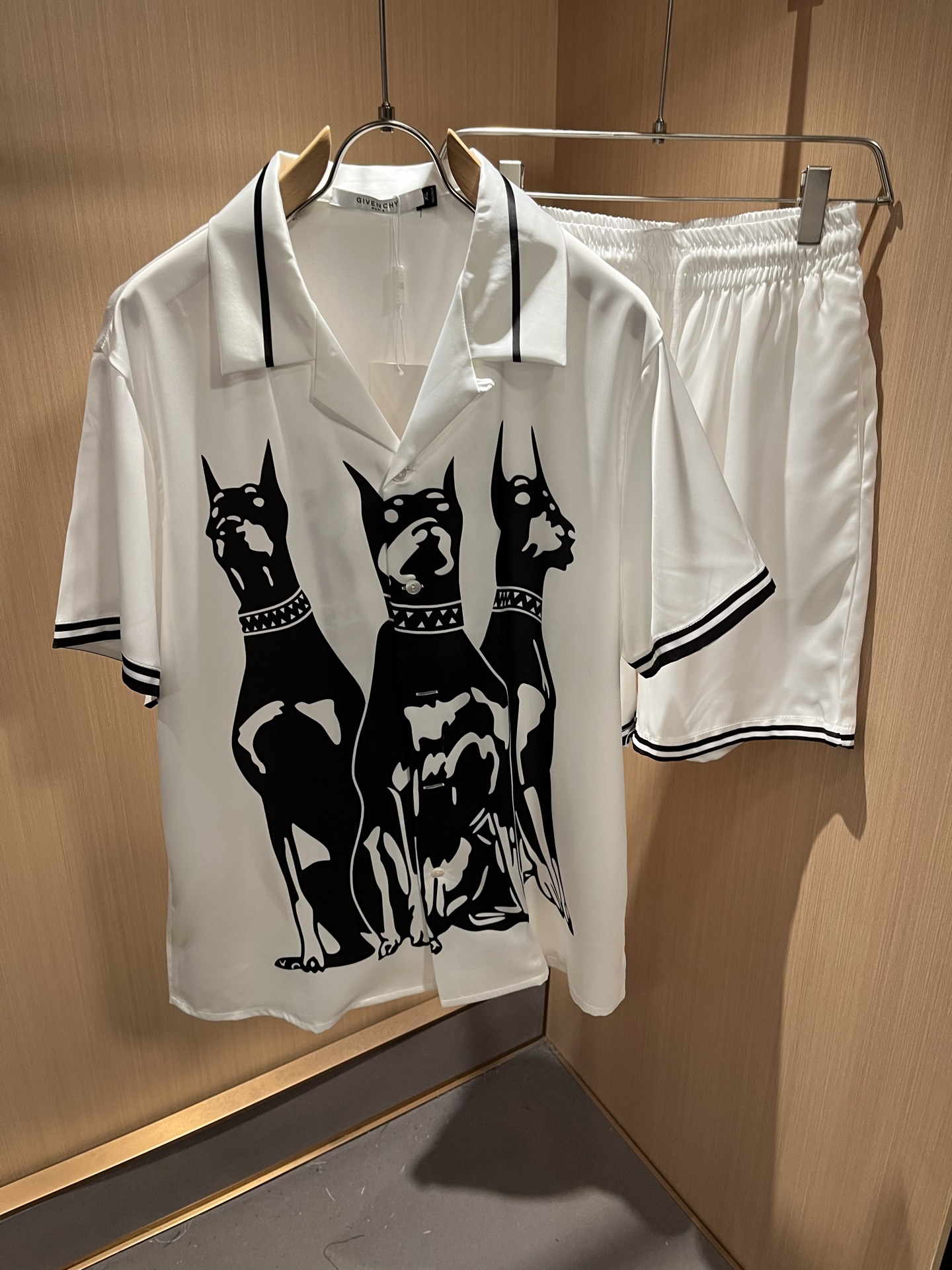 NO:501468,Giv*chy/Ji*xi's new spring and summer style of men and women's same casual pajamas set, the main creator has injected new fashion energy into fashion. By exploring various themes and sexy charm, it is highly recognizable and leads the new street fashion trend. This model is the exclusive outstanding design element of G's family, designing logo pattern printing design!  Perfect fusion, clear and restored patterns, showing the elegant style of the brand. The original silk material is made of, the fabric is firm and high-end, and the upper body can be easily controlled, showing the casual and fashionable charm. Size M-3XL, gucci, alexander wang19860909Giv*chy/纪*希2025春夏新款男女同款休闲睡衣套装,主创时尚注入了全新时尚能量.通过探索各种题材和性感魅力,极具辨识度,引领全新街头时尚潮流.该款是G家独家的出彩设计元素,设计标识logo图案印花设计！完美融合,图案清晰还原度极高,彰显品牌优雅格调.选用原版丝绸材质,面料紧实高级,上身均可轻松驾驭,展现休闲自在时尚魅力.尺码M-3XL,,gucci,alexander wang,Men's clothing