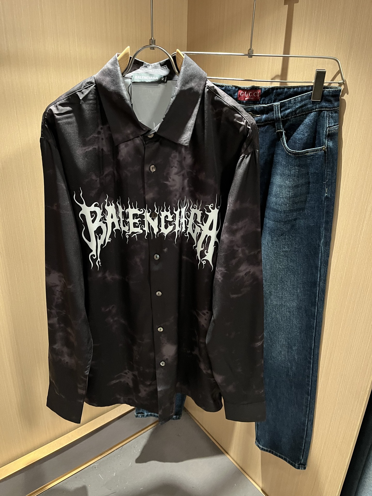 NO:508597,BALENCI*GA Paris* Home 2025 Spring and Summer New Men's and Women's Same Shirts, Fashionable and Casual Short-Sleeve Shirts, Chest-Login Printing Design!  The most designed and selected poplin cotton fabric is soft and skin-friendly, comfortable and breathable, and you can’t picky about it. The real thing will definitely make you love it!  Loose, small, shoulder-dead round neck cut, genderless couple mixed styles, opening up a new fashion charm!  Differentiate the market version of the high-end custom series!  Size M-3XL, balenciaga, T-shirt, alexander wang19860909BALENCI*GA巴黎*家 2025春夏新款男女同款衬衣,走秀图案印花时尚休闲短袖衬衣,胸前logo印花设计！极具设计精选客供府绸棉面料,手感柔软亲肤,着身舒适透气性都无法挑剔,实物绝对会让你爱不释手！宽松小落肩的圆领版型裁剪,无性别主义的情侣混穿款式,打开全新的时装新韵味！区别市场版本高定系列！尺码M-3XL,,balenciaga,T-shirt,alexander wang,Men's clothing