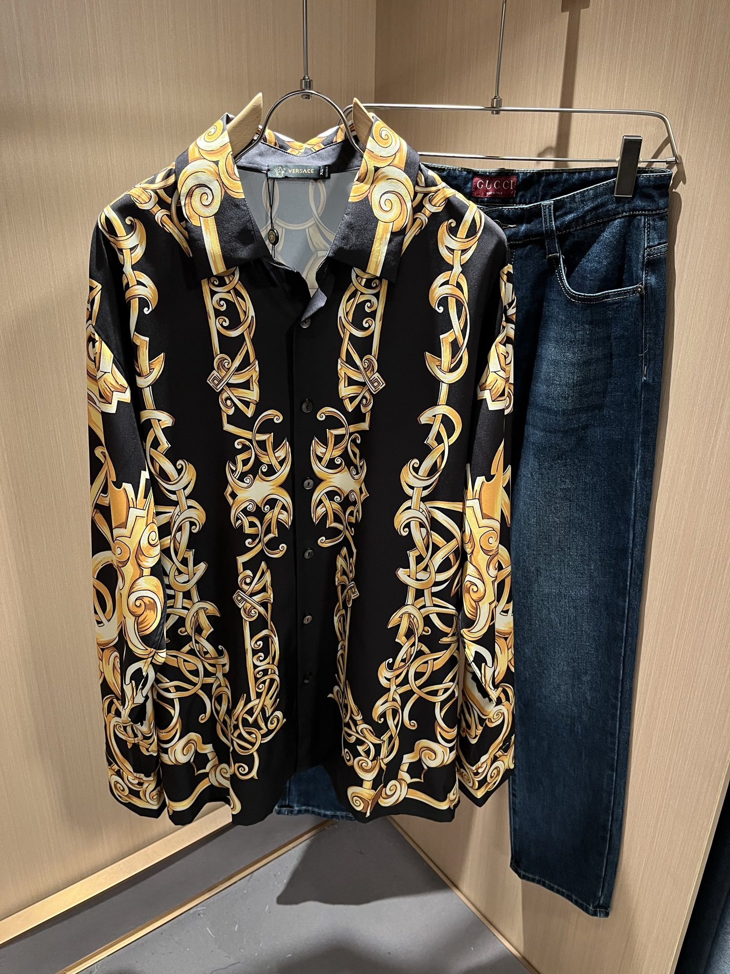 NO:509433,VERS*CE/Fan*zhe 2025 spring and summer new original single long-sleeved shirt, VERS*CE/Fan*zhe Trading Company Channel Product Value Recommendation, Panoramic Printed Letter Logo Pattern Decoration is exquisitely highlighted by the gradient effect!  The heavy craftsmanship is created with a strong sense of three-dimensionality, and only advanced German equipment can be made, highlighting the invincible visual luxury, with a very high craftsmanship level and a very important craftsmanship!  Customer-supplied imported poplin cotton fabric, excellent skin-friendly, extremely perfect details, impeccable, excellent upper body effect, very eye-catching, unquestionable, excellent return rate, excellent items in the closet to improve vision, are very handsome, whether they are worn inside or alone. Size M-3XL, versace, alexander wang19860909VERS*CE/范*哲 2025春夏新品原单长袖衬衣,VERS*CE/范*哲 贸易公司渠道 产品 值的推荐 ,全景印花字母logo图案装饰极为精致凸显渐变效果！重磅工艺打造,立体感极强,唯有德国先进设备方能制作,凸显了视觉无敌的震撼奢华,工艺水准极高,非常重工匠心！客供进口府绸棉面料,亲肤性绝佳,细节极致完美,无可挑剔,上身效果非常出色,非常招眼吸睛,回头率毋庸置疑,衣橱里改良视觉的绝佳单品,无论内搭还是单穿都爆帅十足.尺码M-3XL,,versace,alexander wang,Men's clothing