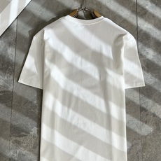 MIUMIU 谬谬2026春夏新款男女同款👫短袖T恤,品牌最新设计元素!既不单调也不复杂,恰到好处的展现 MIUMIU 谬谬2026春夏新款男女同款👫短袖T恤,品牌最新设计元素!既不单调也不复杂,恰到好处的展现