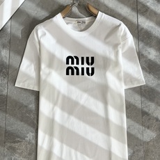 MIUMIU 谬谬2026春夏新款男女同款👫短袖T恤,品牌最新设计元素!既不单调也不复杂,恰到好处的展现 MIUMIU 谬谬2026春夏新款男女同款👫短袖T恤,品牌最新设计元素!既不单调也不复杂,恰到好处的展现