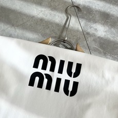 MIUMIU 谬谬2026春夏新款男女同款👫短袖T恤,品牌最新设计元素!既不单调也不复杂,恰到好处的展现 MIUMIU 谬谬2026春夏新款男女同款👫短袖T恤,品牌最新设计元素!既不单调也不复杂,恰到好处的展现