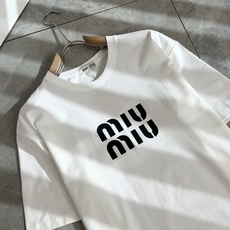 MIUMIU 谬谬2026春夏新款男女同款👫短袖T恤,品牌最新设计元素!既不单调也不复杂,恰到好处的展现 MIUMIU 谬谬2026春夏新款男女同款👫短袖T恤,品牌最新设计元素!既不单调也不复杂,恰到好处的展现