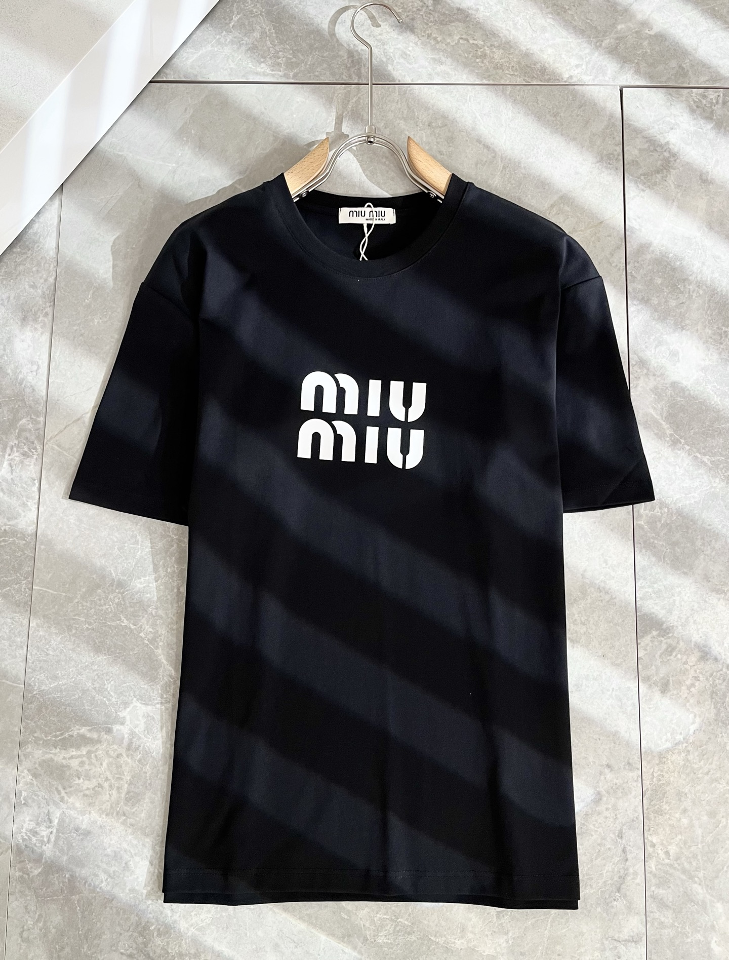 MIUMIU 谬谬2026春夏新款男女同款👫短袖T恤，品牌最新设计元素！既不单调也不复杂,恰到好处的展现