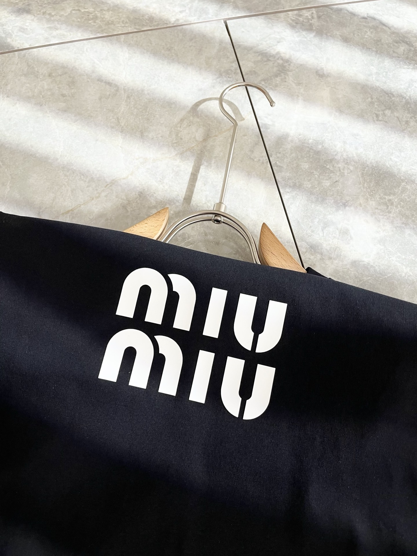MIUMIU 谬谬2026春夏新款男女同款👫短袖T恤，品牌最新设计元素！既不单调也不复杂,恰到好处的展现