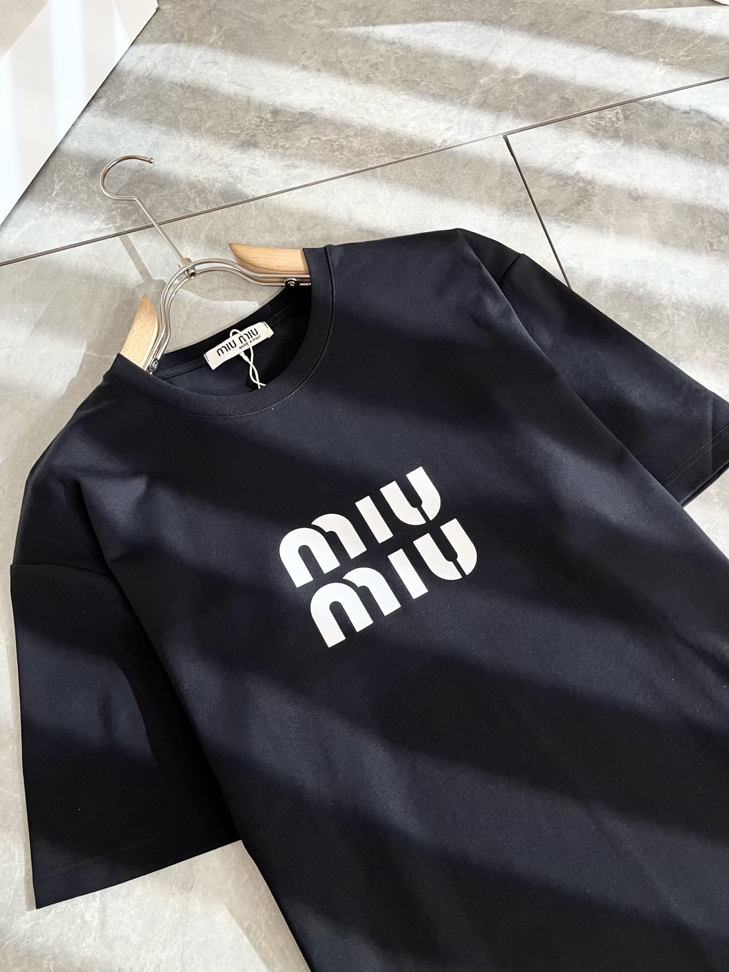 MIUMIU 谬谬2026春夏新款男女同款👫短袖T恤，品牌最新设计元素！既不单调也不复杂,恰到好处的展现