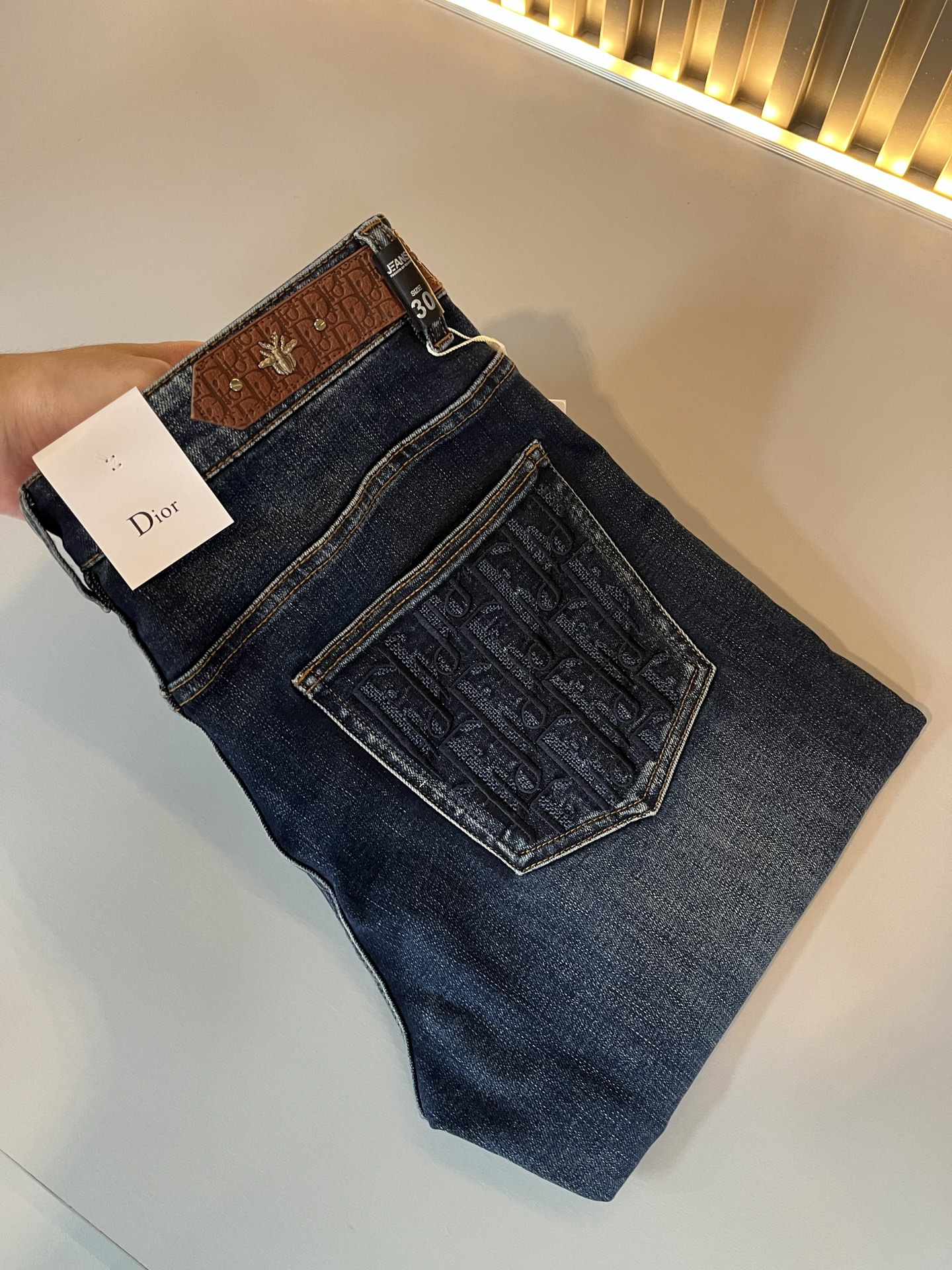 NO:495313,Dio*r Dijia Spring and summer men's washing small straight jeans!  Trading company channel is awesome, with excellent quality, versatile versatile pants king in the fashion circle, European and American street photography mid-to-high frequency wear demonstration, leather waist brand logo design!  And it is a must-have item for luxury brands every season!  Very pure and minimalist design tone!  Adhering to the D family's consistent fashion proposition, it is quite eye-catching, and it demonstrates its ingenious craftsmanship and strongly posits its brand identity!  Customized Italian tannin fabrics are invincible in texture and have a charm, perfect style and tailoring, and excellent slimming effect. They can sweep the wardrobe and match any top set. They are widely compatible and casual, with full upper body shapes and invincible fashionable and versatile!  Size 29 -40,dior,dior,dior,jeans,alexander wang19860909Dio*r 迪家 春夏男士水洗小直筒牛仔裤！贸易公司渠道牛货,品相超赞,时尚圈万能的百搭裤王,欧美街拍中高频穿搭示范,皮革腰牌logo设计！且是奢侈品牌每季必出的单品！非常纯粹极简的设计基调！秉承了D家一贯的时尚主张,颇具看点,即彰显了匠心工艺又有力的标榜了品牌身份！客供意大利定制丹宁面料,质感无敌赞,颇具韵味,版型剪裁完美,提臀修身显瘦效果极佳,可横扫衣橱任何的上装搭配,兼容性广泛,休闲兼备,上身型款十足,无敌的时髦百搭神品！尺码29 -40,,dior,dior,dior,jeans,alexander wang,Men's clothing