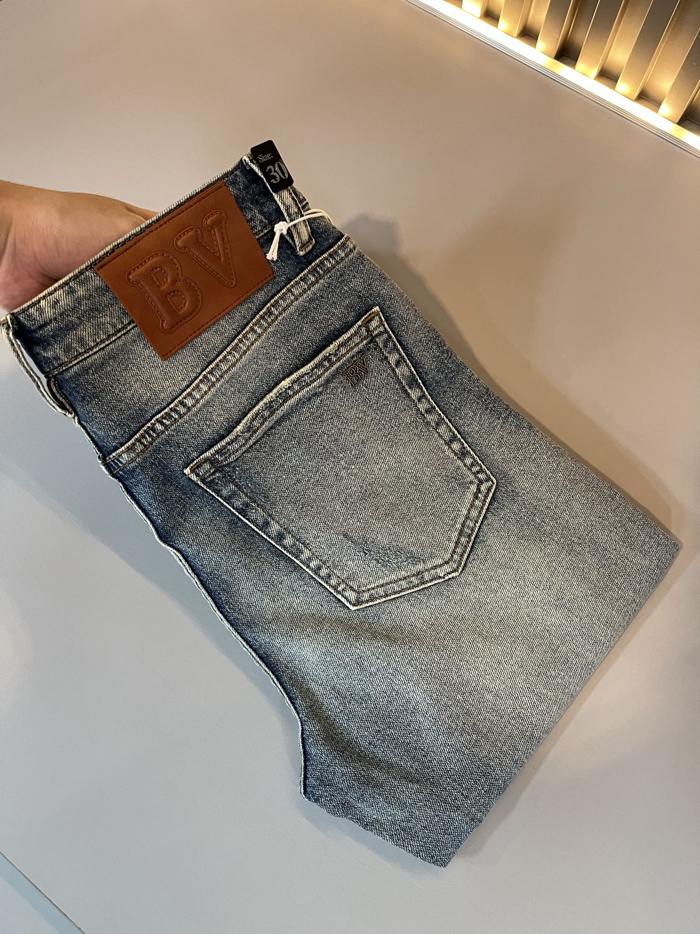 NO:495321,BottegaVen*ta Baodian Home Trading Company Channel Order New Spring and Summer Men's Fashionable and Casual Washed Straight Jeans Top Trading Company Products, High-end Limited Edition Top-quality Beef, Platinum-grade Perfect Quality, Directly Entering the counter, Extremely Awesome Jeans are a rare beauties in the industry in recent years. The quality craftsmanship and fabrics and accessories subvert the imagination, and the details are exquisite and exquisite. The heavyweight tannin fabric imported from Japan has become very outstanding after washing and grinding, creating an unruly and tough personality color, and a unique embossed logo waist brand design!  The pocket logo hardware logo adds a lot of points, clever and exquisite. The tailoring and design continue the Italian modern simplicity and ability, bringing the tone of fashion aesthetics to the extreme. Size 29-40, bottega veneta, jeans, alexander wang19860909BottegaVen*ta宝碟家 贸易公司渠道订单 春夏新品男士时尚休闲水洗直筒牛仔裤 顶级贸易公司货,高端限量版极品牛货,白金级完美品相,直接入专柜性质,极为牛掰的一款牛仔裤,是业界近年罕见的尤物,品质工艺与面料、辅件颠覆想象,细节相当精湛考究,日本进口重磅级丹宁面料,经过水洗打磨工艺变得非常出彩,塑造出不羁和硬朗的个性色彩,独特压花logo腰牌设计！口袋标志五金logo加分不少,巧妙而精致,剪裁与设计延续了意式的现代简洁与干练,将时装美学的基调发挥到极致.尺码29-40,,bottega veneta,jeans,alexander wang,Men's clothing