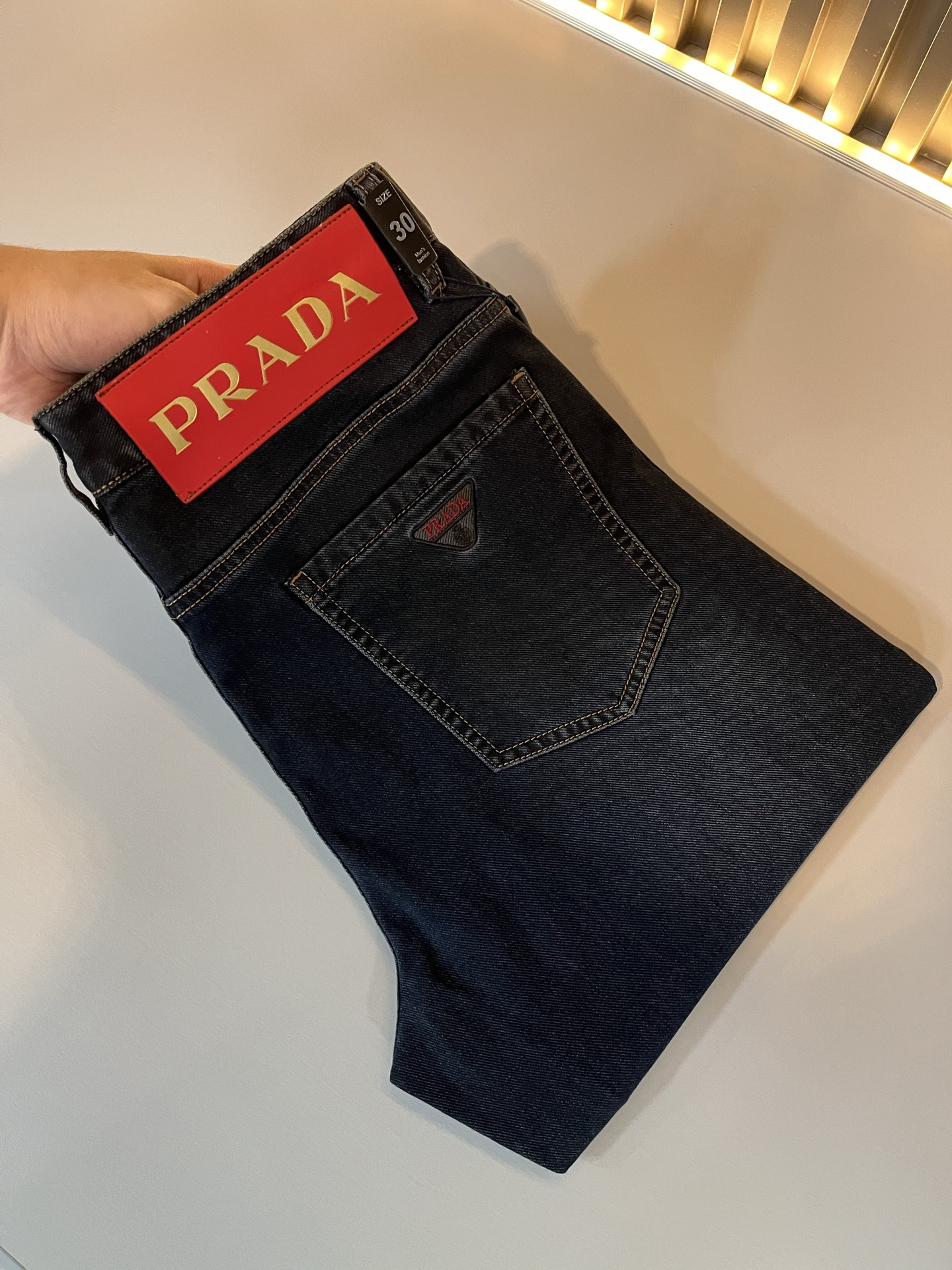 NO:495337,PRA*DA New products for spring and summer are on sale!  Denim is high-end, versatile and pragmatic, and not sensational!  Limited editions in Hong Kong, Macao and Taiwan!  !  Three-dimensional cut cotton material!  The Taiwan foreign trade company undertakes the exquisite and delicate materials, which seems to be Prada's patented high-quality custom-made original hardware logo design!  Not only in the material, color and style, the life philosophy behind the design just fits the dual mentality of modern people's pursuit of personal practicality and fashion aesthetics, and achieves a perfect balance between function and aesthetics. It is not only the display of fashion trends, but also the ultimate of modern aesthetics. P's vision does not limit the indispensable components of the core value of fashion brands, another alternative to mature styles and sizes 29-40, prada, prada, alexander wang19860909PRA*DA 普拉达 春夏新品发售！牛仔高级百搭实用主义不哗众取宠！港澳台地区限定款！！立体裁剪纯棉材质！台湾外贸公司承接、材质精致细腻似乎是普拉达专利品质上乘 定制原版五金logo设计！不仅在材料、颜色与款式工夫,设计背后的生活哲学正巧契合现代人追求切身实用与流行美观的双重心态,在机能与美学之间取得完美平衡,不但是时尚潮流的展现,更是现代美学的极致.P的视野并没有局限时尚品牌核心价值中不可或缺的组成部分、的另一种选择替代风格成熟、尺码29-40,,prada,prada,alexander wang,Men's clothing