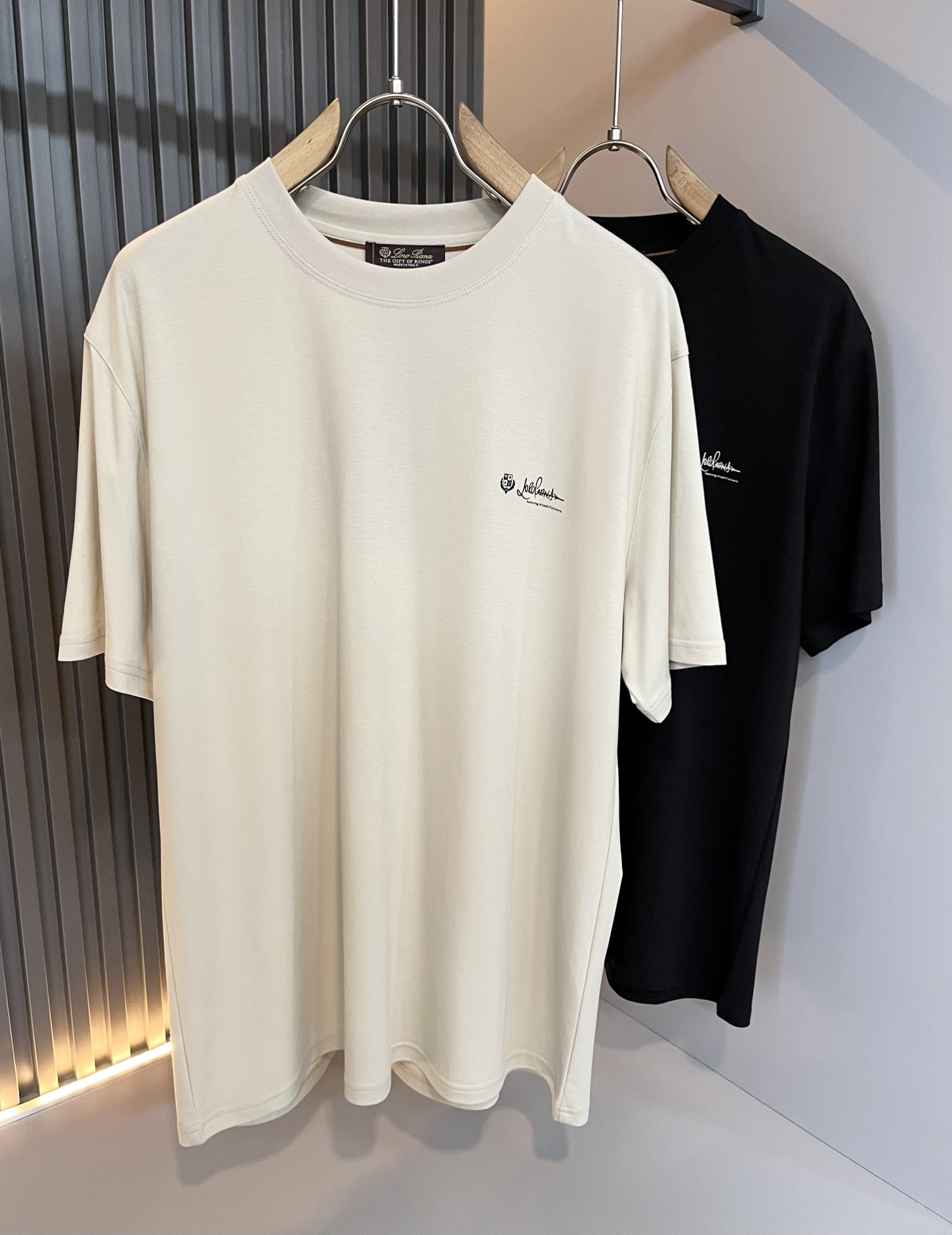 NO:491805,Loro Piana Nuoyou Pianya The latest trade order short-sleeved T-shirt for men in spring and summer 2025, full quality!  !  Internet celebrity style!  Use logo pattern to press glue design!  The upper body is comfortable and breathable, not stiff, and the overall three-dimensional feeling is rich, with quality export orders, customized exclusive fabric tailoring to meet the simple needs of commuters for dressing. The upper body is very effective, it looks slim and not picky about the figure. The fabric workmanship... Improper, good craftsmanship can make you look good and tasteful, a must-have item for everyone!  Size S-2XL, loro piana, T-shirt,tees, t-shirt,alexander wang19860909Loro Piana诺悠翩雅 2025春夏男士最新的贸易订单短袖T恤,全品相！！网红款！采用logo图案压胶设计！上身舒适透气,不僵硬,整体有着丰富的立体感,品质出口订单,定制专属面料剪裁,满足通勤人们对于着装的简约需求,上身效果很好,显瘦,不挑剔身材.面料做工....无可挑剔,好工艺好面料才能穿出好品味一款,人手必备单品！尺码S-2XL,,loro piana,T-shirt,tees，t-shirt,alexander wang,Men's clothing