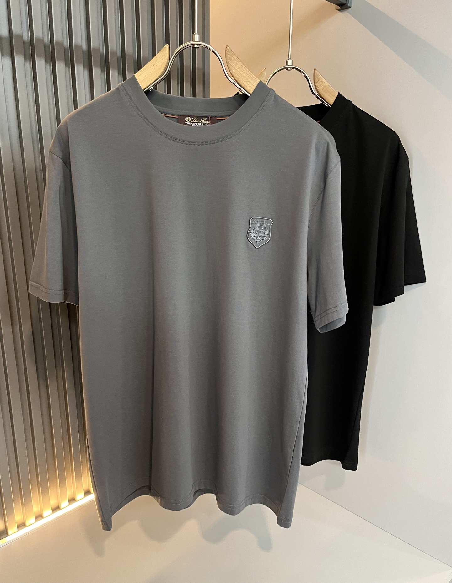 NO:491814,Loro Piana Nuoyou Pianya The latest trade order short-sleeved T-shirt for men in spring and summer 2025, full quality!  !  Internet celebrity style!  Embroidery design with logo pattern!  The upper body is comfortable and breathable, not stiff, and the overall three-dimensional feeling is rich, with quality export orders, customized exclusive fabric tailoring to meet the simple needs of commuters for dressing. The upper body is very effective, it looks slim and not picky about the figure. The fabric workmanship... Improper, good craftsmanship can make you look good and tasteful, a must-have item for everyone!  Size S-2XL, loro piana, T-shirt,tees, t-shirt,alexander wang19860909Loro Piana诺悠翩雅 2025春夏男士最新的贸易订单短袖T恤,全品相！！网红款！采用logo图案刺绣设计！上身舒适透气,不僵硬,整体有着丰富的立体感,品质出口订单,定制专属面料剪裁,满足通勤人们对于着装的简约需求,上身效果很好,显瘦,不挑剔身材.面料做工....无可挑剔,好工艺好面料才能穿出好品味一款,人手必备单品！尺码S-2XL,,loro piana,T-shirt,tees，t-shirt,alexander wang,Men's clothing