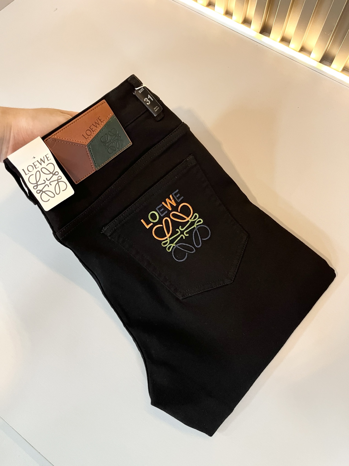 NO:495329,LO*WE/Luo*Wei Spring and Summer New Men's Fashion High-end Casual Pants, Hong Kong Foreign Business Channel Products, Original Products from Japan, Pure Blood Quality, perfectly continues the essence and genes of LOE*'s home. From the main fabric to the detailed craftsmanship, all show the ingenuity of quality, use multiple brand elements to interpret, and choose the precious cowhide material to build a logo waist brand leather design!  Identity manifestation that belongs to the soul!  Customer-supplied high-end imported pure cotton fabrics, very high-end and fashionable detailed craftsmanship, red ear cloth is completed by a specific antique loom. This element represents the identity and rank of jeans, which is very worthy of careful appreciation!  In terms of matching, it is invincible and explains the versatility in place, with ingenious details and exquisite accessories. The auxiliary materials are all provided by foreign merchants. They are tailored and slim, and the upper body is lifted with an excellent effect. They are a styling item that is hard to come by!  Size 30 -40, loewe, jeans, cowhide, alexander wang19860909LO*WE/罗*威春夏新品男士时装款高端休闲裤,香港洋行渠道货,日本原厂出品,纯血统品质,完美延续了LOE*家的精髓与基因,从主体面料到细节工艺,无不彰显出品质的匠心所在,运用多个品牌元素标识来诠释,选取矜贵的牛皮材质构建logo腰牌皮革设计！属于灵魂式的身份彰显！客供高级进口的纯棉面料,非常高级且时髦的细节工艺,赤耳布是由特定古董织布机完成,此元素代表着牛仔裤的身份及段位,非常值得细品悦人！在搭配上所向无敌,把百搭阐释到位,细节匠心考究,辅料皆为外商客供,剪裁合体修身,上身提臀效果绝佳,可遇而不可求的造型单品！尺码30 -40,,loewe,jeans,cowhide,alexander wang,Men's clothing