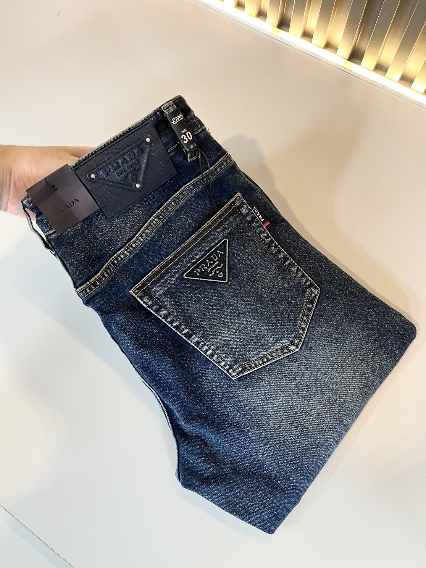 NO:495306,PRA*DA New products for spring and summer are on sale!  Denim is high-end, versatile and pragmatic, and not sensational!  Limited editions in Hong Kong, Macao and Taiwan!  !  Three-dimensional cut cotton material!  The Taiwan foreign trade company undertakes the exquisite and delicate materials, which seems to be Prada's patented high-quality custom-made original hardware logo design!  Not only in the material, color and style, the life philosophy behind the design just fits the dual mentality of modern people's pursuit of personal practicality and fashion aesthetics, and achieves a perfect balance between function and aesthetics. It is not only the display of fashion trends, but also the ultimate of modern aesthetics. P's vision does not limit the indispensable components of the core value of fashion brands, another alternative to mature styles and sizes 29-40, prada, prada, alexander wang19860909PRA*DA 普拉达 春夏新品发售！牛仔高级百搭实用主义不哗众取宠！港澳台地区限定款！！立体裁剪纯棉材质！台湾外贸公司承接、材质精致细腻似乎是普拉达专利品质上乘 定制原版五金logo设计！不仅在材料、颜色与款式工夫,设计背后的生活哲学正巧契合现代人追求切身实用与流行美观的双重心态,在机能与美学之间取得完美平衡,不但是时尚潮流的展现,更是现代美学的极致.P的视野并没有局限时尚品牌核心价值中不可或缺的组成部分、的另一种选择替代风格成熟、尺码29-40,,prada,prada,alexander wang,Men's clothing