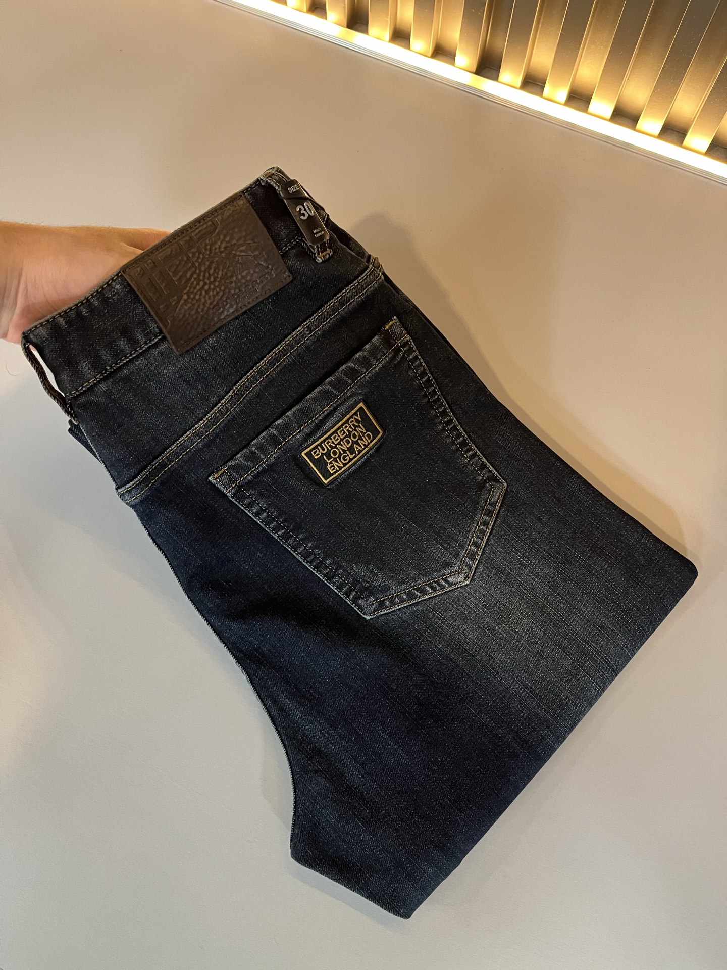 NO:491795,BURBER*Y Ba*li Spring and Summer 2025 New high-end casual and versatile jeans for men!  For BUR fans, such a grand classic design is enough to plant grass at a glance. It is the most handsome series among all BUR jeans this year. I only need to take a look and know that this will definitely be a hit that has caused a sensation, and it is popular on the Internet. The classic slim three-dimensional tailoring style is equipped with the latest logo pattern waist brand craft design!  Very representative waist brand modification!  It simply and easily demonstrates the charm of the brand, and naturally presents specifications, grades, fashion and trendy effects. It matches the performance to easily create a high-end and high-end effect!  The top imported Japanese washing cowboy is made of cotton, and it is comfortable and breathable, and has a natural drape, which is suitable for all year round outfits!  !  This jeans are made of three-dimensional cut and straight-fitting style. The magic and practical wearability of the single match are understandable. Whether you are wearing daily clothes or appearing on the high street, it is the best choice. It is super charming!  It also demonstrates the authentic BUR original flavor, and it also perfectly shows its specifications and rank!  Obviously, this is a big and powerful product that you must collect. Whether you are a fan of BUR or not, you must collect this product and highly recommend it!  Size 29-40, Burberry, jeans, alexander wang19860909BURBER*Y巴*莉 2025春夏 新品男士高端休闲百搭牛仔裤！对于BUR粉丝来说,这样大气的经典设计足矣一眼种草,是今年BUR所有牛仔裤当中最帅的一个系列,我只需要看一眼就知道,这绝对会是一个引起轰动的爆款,而且全网风靡,经典的修身立体剪裁版型打造,配置了最新的logo图案腰牌工艺设计！极具代表性腰牌修饰！简单轻松的彰显出品牌魅力所在,自然而然的呈现规格,档次,时髦以及新潮效果,搭配性能满分,轻松穿出高级感与高端效果！顶级的进口日本洗水牛仔棉质打造,并舒适透气感满分,且垂感自然,适合一年四季的穿搭所需！！此款牛仔裤采用了立体裁剪小直筒版型打造,其单配魔力与实穿性是无可厚非的,不管你是日常穿搭还是高街出镜都是不二之选,超具魅力！更是彰显了地地道道的的BUR原味,同时也是完美的展现了其规格和段位所在！很显然,这是一款绝对要收的重磅好货,不管你是不是BUR的粉丝,此款你都必须要收,极力推荐的好货！尺码29-40,,burberry,jeans,alexander wang,Men's clothing