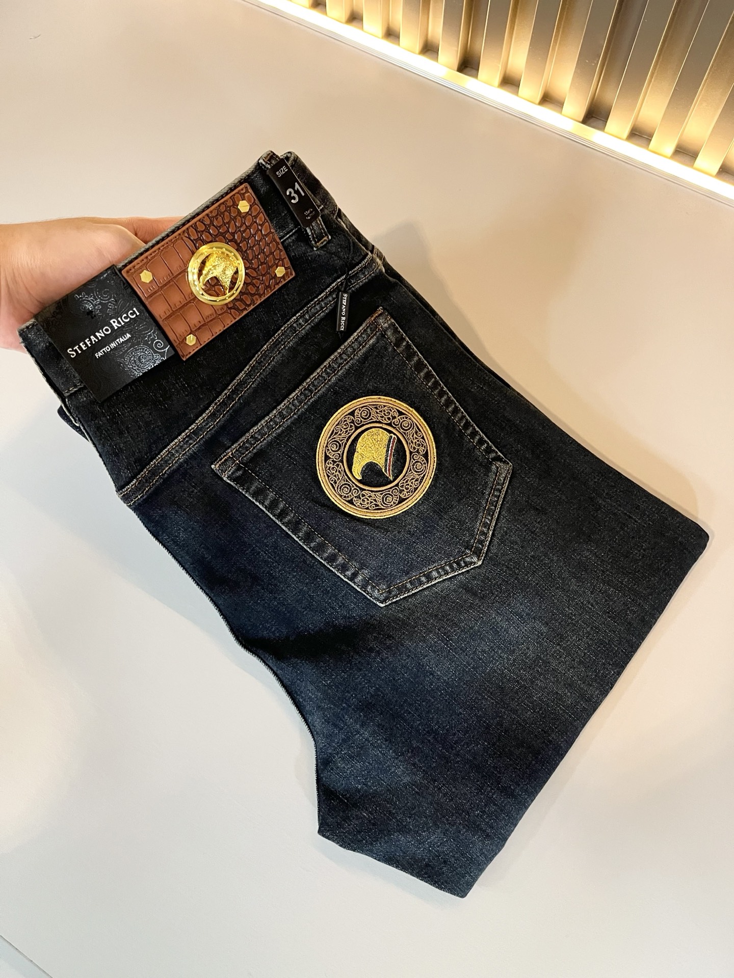 NO:491784,STEFANO RIC*I/Stephen Nicht 2025 spring and summer men's original single casual jeans, heavy recommendation!  Quality 'Niu Beer' This model uses original exclusive fabric!  The craftsmanship is top-notch, and the design of Eagle Head logo hardware decoration!  The three-dimensional sense is extremely stunning and stunning. The pattern is presented by the iconic brand pattern. It has a very distinctive and high-end and fashionable look, which strongly demonstrates the identity!  In addition, it has a lot of cotton feel, both comfort and breathability, extremely delicate touch, and excellent skin-friendly!  The details are perfect, with all kinds of exquisite and exquisite, with a strong sense of styling, full of upper body styles, and belongs to the unique type on the market!  Size 29-40, jeans,alexander wang19860909STEFANO RIC*I/史蒂芬.尼治 2025春夏男士原单休闲牛仔裤,重磅推荐！品质“牛啤” 此款所运用原版专属面料！还是工艺都堪称顶尖,设计鹰头logo五金修饰！立体感极强,视觉极其惊艳震撼,图案由标志性的品牌图案呈现,辨识度非常鲜明且高级时髦,有力彰显身份！此外棉感十足,舒适性与透气性兼备,触感极为细腻,亲肤性绝佳！细节完美如斯,各种精湛考究 造型感极强,上身型款十足,属于市面独一无二的类型！尺码29-40,,jeans,alexander wang,Men's clothing