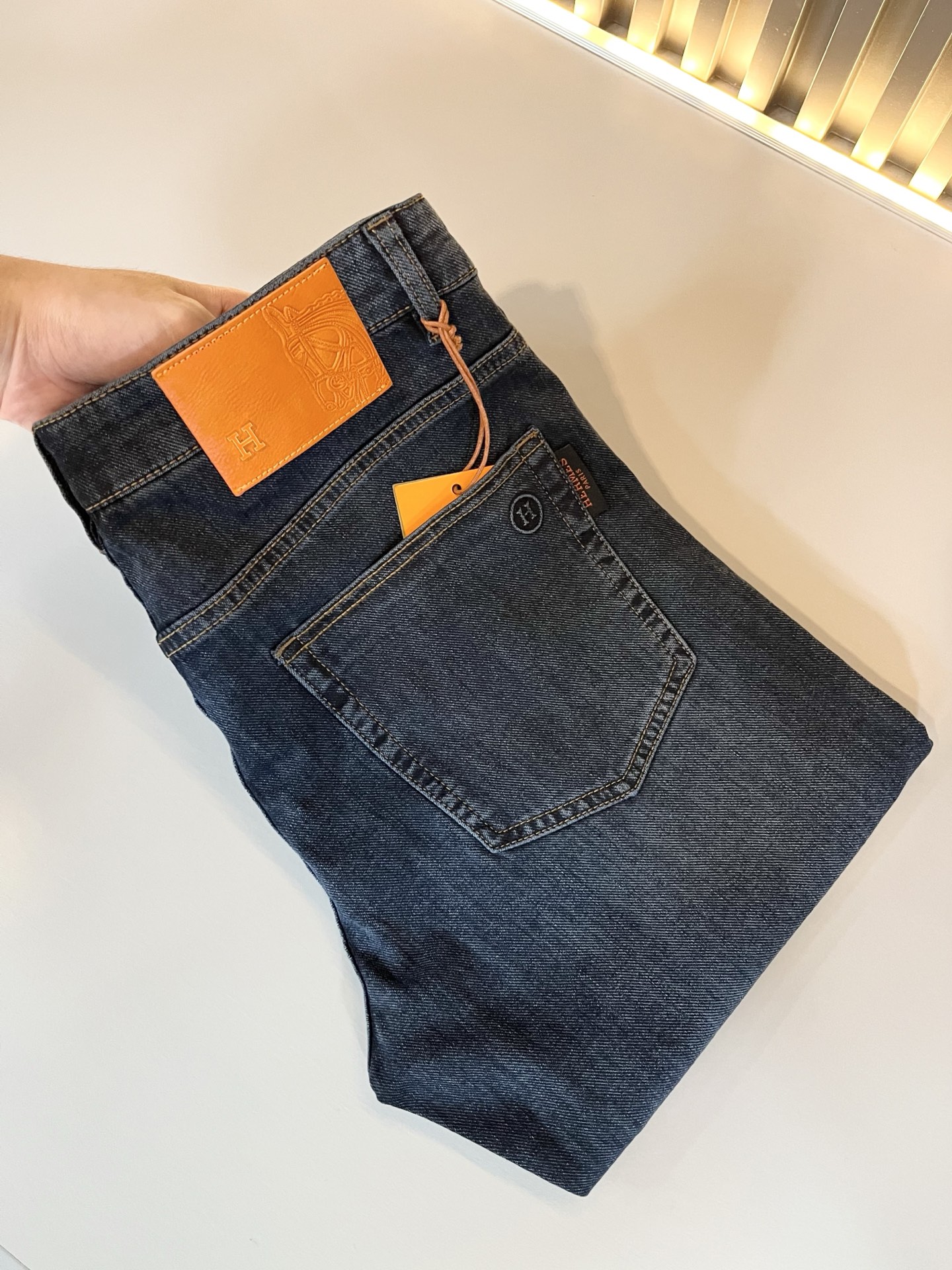 NO:491685,HERM*S AES 2025 Spring and Summer Men's High-end Tanning Washed Small Straight Jeans Overseas Trading Company Channel Order!  Men's slim straight jeans!  Shanghai Henglong store is on sale!  It is high-end, simple, and has exquisite craftsmanship and materials. It is very rigorous and demanding in pursuit of quality. It uses every detail to prove its brand image!  The typical essence of H's home, with a very representative logo design!  The brand image of H's home is perfectly explained, and the signature leather brand is also quite amazing. It has built a brand LOGO, and the fabric has been perfectly transformed and sublimated. It has a heavy environmentally friendly plant enzyme washing process. The texture has a unique retro style and is quite outstanding. It is recognized as a universal and versatile color number and can withstand the test of any season.  Well-tailed, clean, refreshing and neat!  Size 29-40, hermes, jeans, alexander wang19860909HERM*S爱*仕 2025春夏男士高端丹宁水洗小直筒牛仔裤 海外贸易公司渠道订单 ！男士修身直筒牛仔裤！上海恒隆店在售！高级、简约,工艺和用料方面都颇为考究,对于品质的追求非常严谨和苛刻,用每一个细节来力证自身品牌形象！H家的典型精髓,极具代表性标志logo腰牌设计！将H家的品牌形象完美阐释出来,招牌式的皮牌亦颇为惊艳,构建出品牌LOGO,面料得到完美蜕变和升华,重磅环保植物酵素水洗工艺,肌理有着独特的复古风格,相当出彩,公认的万能百搭色号,经得住任何季节的考验配色！剪裁精良,干净清爽且利落！尺码29-40,,hermes,jeans,alexander wang,Men's clothing