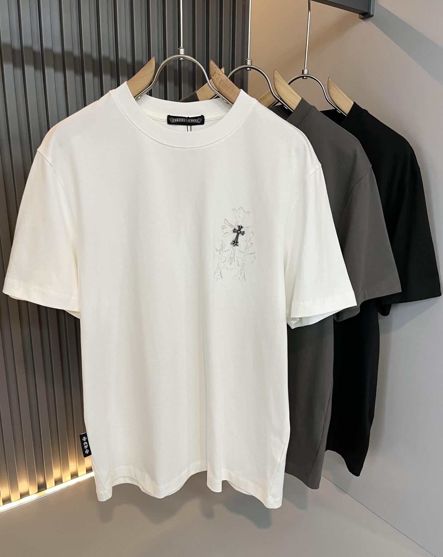 NO:491819,Chrome Hear*s 2025 spring and summer new product for men and women the same style as gram* heart short-sleeved T-shirt, recommended for cracked walls!  The fashionable and arrogant Chrome Hear*s is favored by the whole world. The 2025SS hits the stimulus version, the classic short-sleeved T-sleeved elements, and the front and rear logo printing design!  Full of fashionable luxury style, exuding a charming sense of art!  Large and lazy, high-end exclusive wash water pure cotton material for customer supply!  Super comfortable upper body!  Large oversized shoulder-falling!  Men and women are the same style!  Size M-5XL, chrome hearts, T-shirt,tees, t-shirt,alexander wang19860909Chrome Hear*s 克*心 2025春夏新品男女同款克*心短袖T恤,墙裂推荐！时尚傲娇的Chrome Hear*s,被全世界宠幸着.2025SS引爆款,经典克*心元素断绝短袖T,前后logo印花设计！充满了时尚的奢华风,散发着迷人的艺术感！宽大慵懒,客供高端专属洗水纯棉材质！上身超级舒适！大廓形大落肩！男女同款入！尺码M-5XL,,chrome hearts,T-shirt,tees，t-shirt,alexander wang,Men's clothing