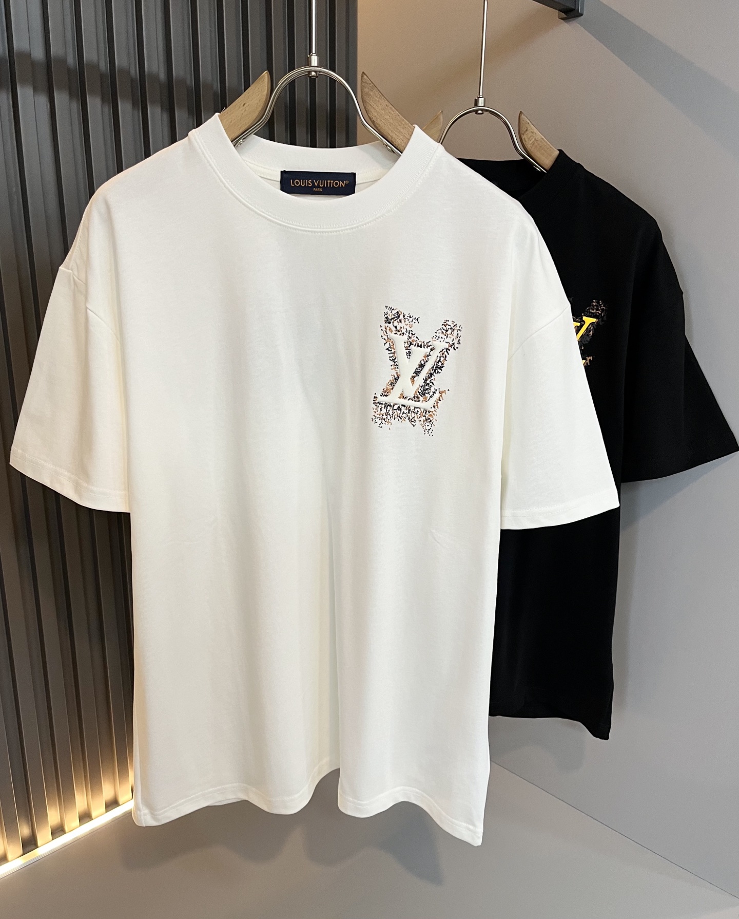 NO:495345,LouisVuitt*Louis*Deng The new spring and summer series of items are launched, a very fashionable and avant-garde short-sleeved T-shirt for men and women, with logo logo pattern glue-touching!  Different from the past, it declares the design concept that has been passed down for many years in the brand!  Its eye-catchingness is no less than any classic style, perfectly presenting the fashionable, high-end and luxurious feeling in front of the world!  Made of imported cotton materials, selected high-quality pure cotton fabrics, soft and soft to the touch, the real thing is definitely beyond your imagination, close to the body and breathable, even if you sweat profusely, you will not feel greasy or stuffy, and will bring sweating and moisture absorption to the extreme!  Size M-3XL, louis vuitton,louis vuitton,t-shirt,tees,t-shirt,alexander wang19860909LouisVuitt*路易*登 春夏全新系列单品上线,非常时髦前卫的一款男女同款短袖T恤,标识logo图案压胶修饰！区别于以往的不同,宣示品牌传承多年的设计理念！其吸睛度完全不亚于任何经典款式,将时髦高级感与奢华感完美呈现在世人眼前！客供进口全棉材质制成,精选优质纯棉面料,触感软糯亲肤细腻,实物到手绝对超乎你的想象,贴身无比舒适透气,即便是汗流浃背也不会有腻身及闷热感可言,将排汗吸湿性发挥到了极致！尺码M-3XL,,louis vuitton,louis vuitton,T-shirt,tees，t-shirt,alexander wang,Men's clothing