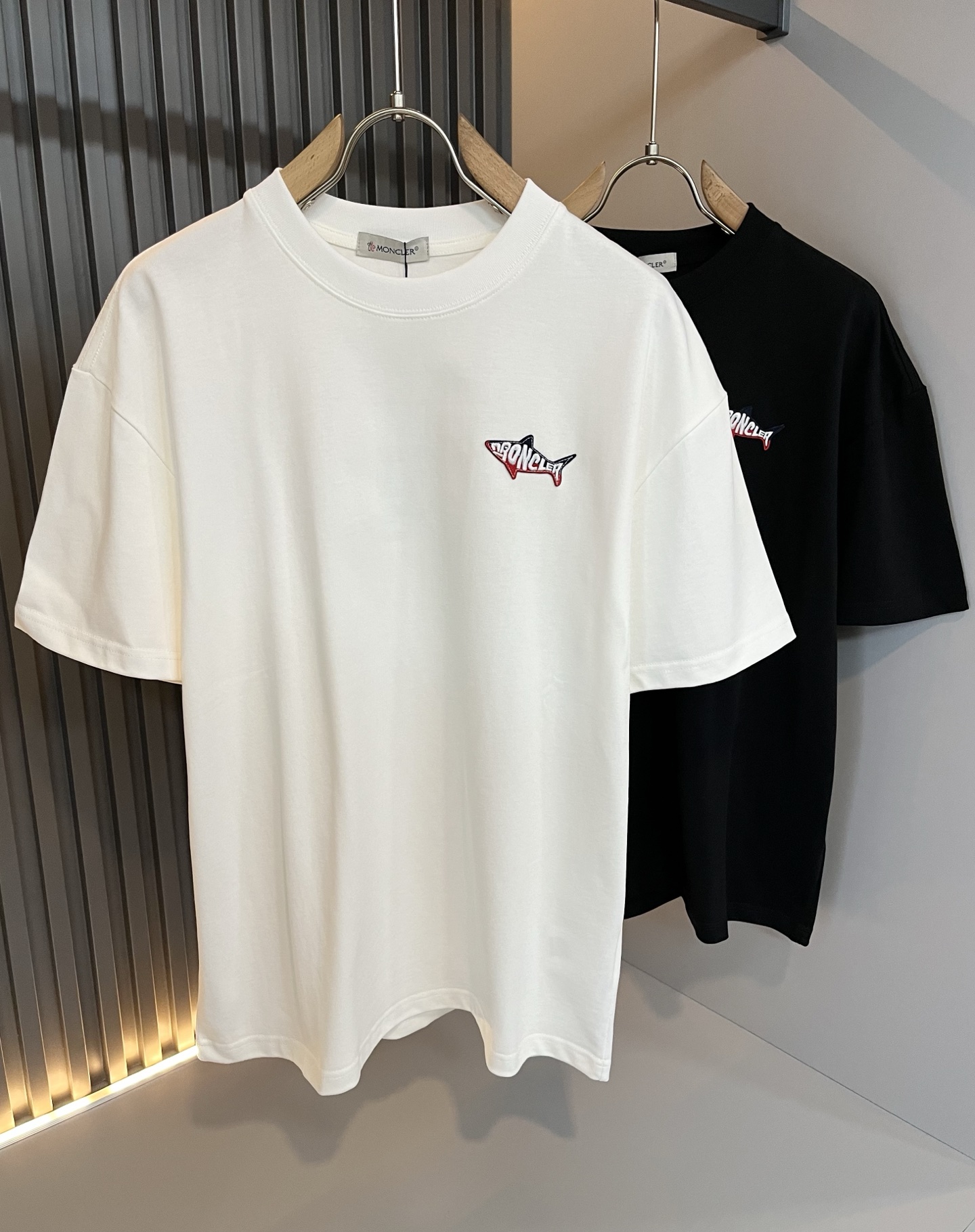 NO:495339,Moncler Mengjia Spring and summer latest men and women's trade order short-sleeved T-shirt, full quality!  !  Internet celebrity style!  Designed with logo pattern!  The upper body is comfortable and breathable, not stiff, and the overall three-dimensional feeling is rich. Quality export orders, customized exclusive pure cotton fabric tailoring to meet the simple needs of commuters for dressing. The upper body is very effective, slim and not picky about the figure. The fabric workmanship... Improper, only good craftsmanship can make you feel good and tasteful. A must-have item for everyone!  Size M-3XL, T-shirt,tees,t-shirt,alexander wang19860909Moncler蒙家 春夏最新男女同款贸易订单短袖T恤,全品相！！网红款！采用logo图案印花设计！上身舒适透气,不僵硬,整体有着丰富的立体感,品质出口订单,定制专属纯棉面料剪裁,满足通勤人们对于着装的简约需求,上身效果很好,显瘦,不挑剔身材.面料做工....无可挑剔,好工艺好面料才能穿出好品味一款,人手必备单品！尺码M-3XL,,T-shirt,tees，t-shirt,alexander wang,Men's clothing