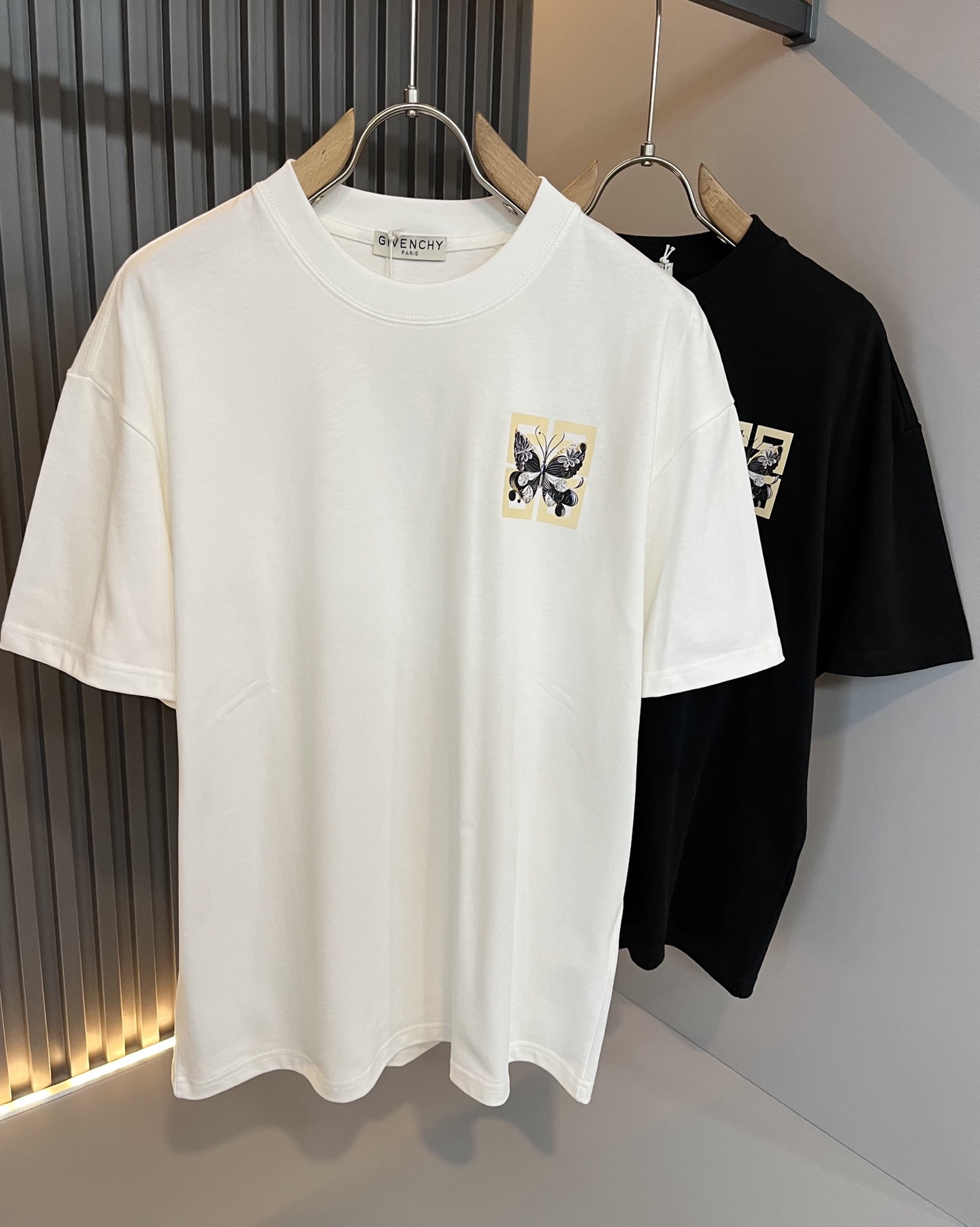 NO:514089,Giv*chy/Ji*xi's new short-sleeved T-shirt for men and women in spring and summer, the main creator has injected new fashion energy into fashion. By exploring various themes and sexy charm, it is highly recognizable and leads the new street fashion trend. This model is the exclusive outstanding design element of G's family, design logo pattern printing design!  Perfect fusion, clear and restored patterns, showing the elegant style of the brand. The original 260g pure cotton material is made of solid and high-end fabric, and the upper body can be easily controlled, showing the casual and fashionable charm. Size M-3XL, gucci, T-shirt, tees, t-shirt, alexander wang19860909Giv*chy/纪*希2025春夏新款男女同款短袖T恤,主创时尚注入了全新时尚能量.通过探索各种题材和性感魅力,极具辨识度,引领全新街头时尚潮流.该款是G家独家的出彩设计元素,设计标识logo图案印花设计！完美融合,图案清晰还原度极高,彰显品牌优雅格调.选用原版260g纯棉材质,面料紧实高级,上身均可轻松驾驭,展现休闲自在时尚魅力.尺码M-3XL,,gucci,T-shirt,tees，t-shirt,alexander wang,Men's clothing