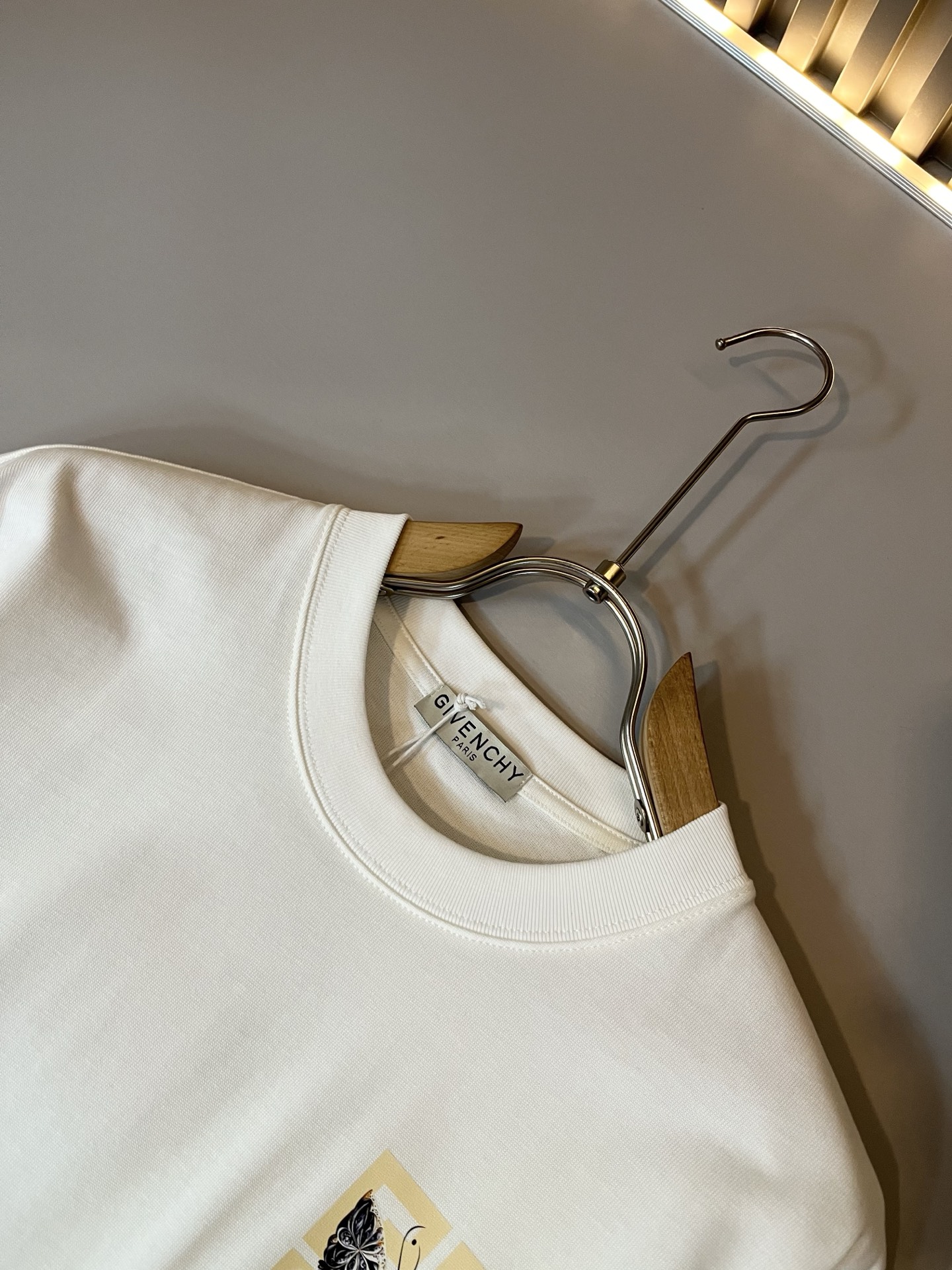 Giv*chy/纪*希2025春夏新款男女同款👫短袖T恤，主创时尚注入了全新时尚能量。通过探索各种题材和