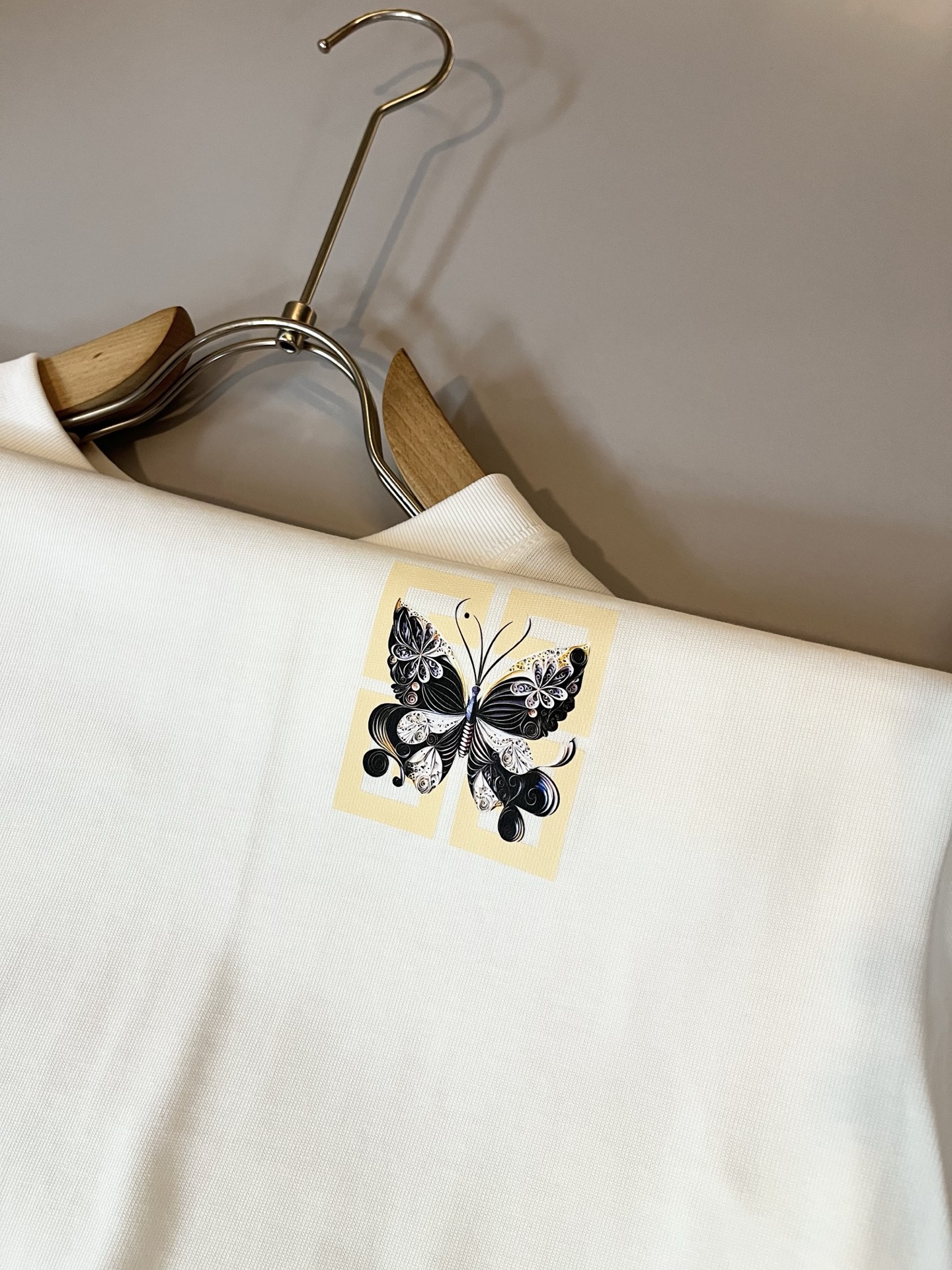 Giv*chy/纪*希2025春夏新款男女同款👫短袖T恤，主创时尚注入了全新时尚能量。通过探索各种题材和