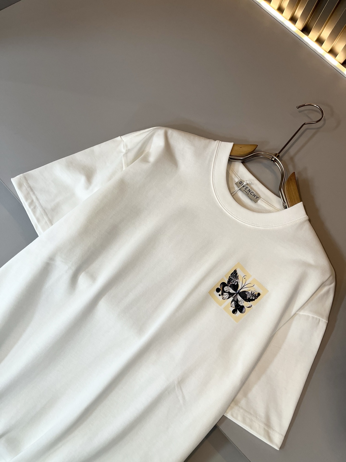 Giv*chy/纪*希2025春夏新款男女同款👫短袖T恤，主创时尚注入了全新时尚能量。通过探索各种题材和