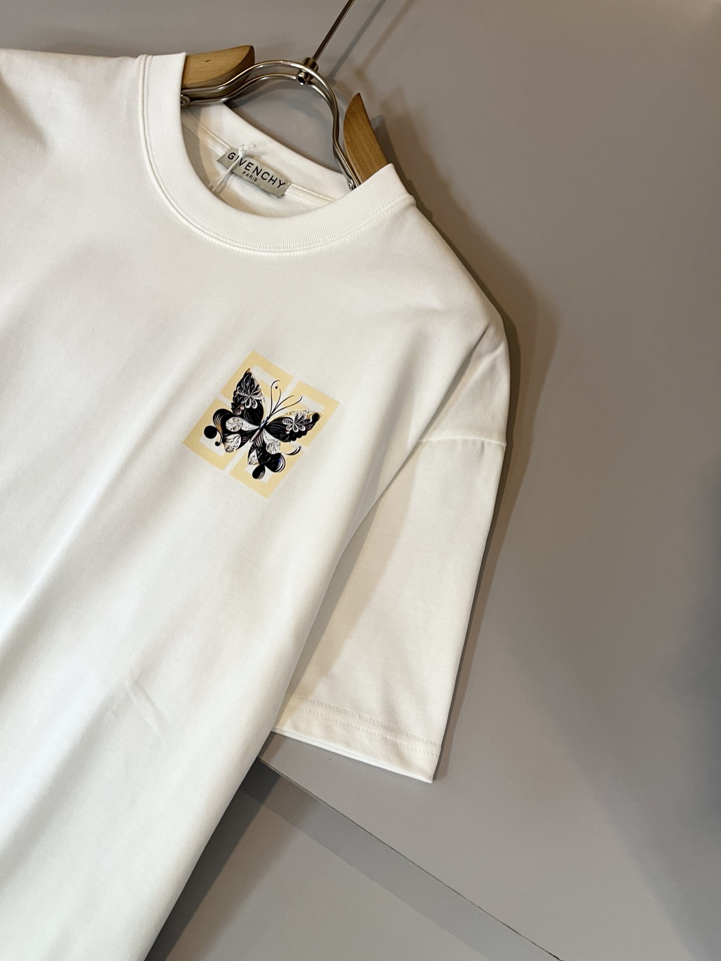 Giv*chy/纪*希2025春夏新款男女同款👫短袖T恤，主创时尚注入了全新时尚能量。通过探索各种题材和