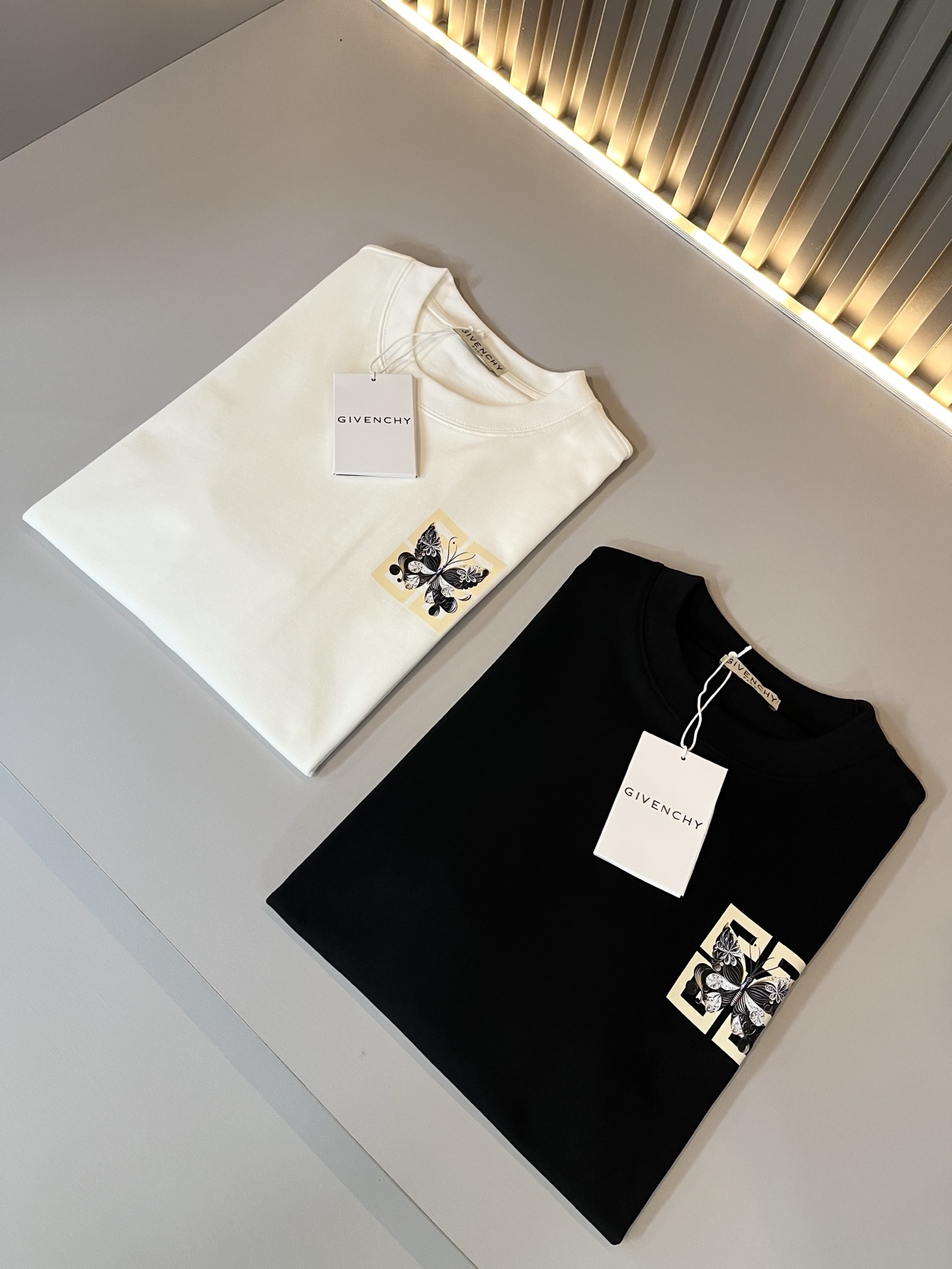 Giv*chy/纪*希2025春夏新款男女同款👫短袖T恤，主创时尚注入了全新时尚能量。通过探索各种题材和