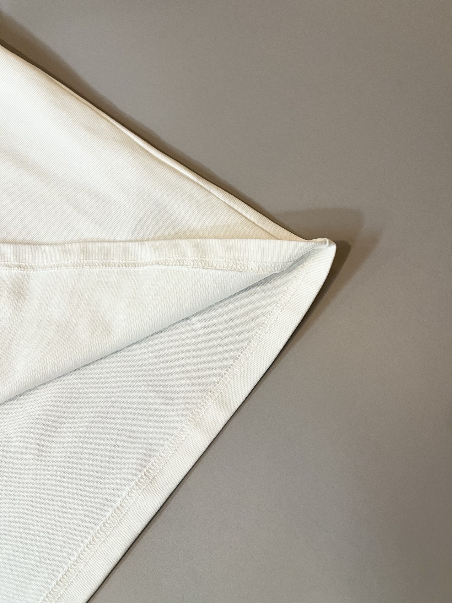 Giv*chy/纪*希2025春夏新款男女同款👫短袖T恤，主创时尚注入了全新时尚能量。通过探索各种题材和