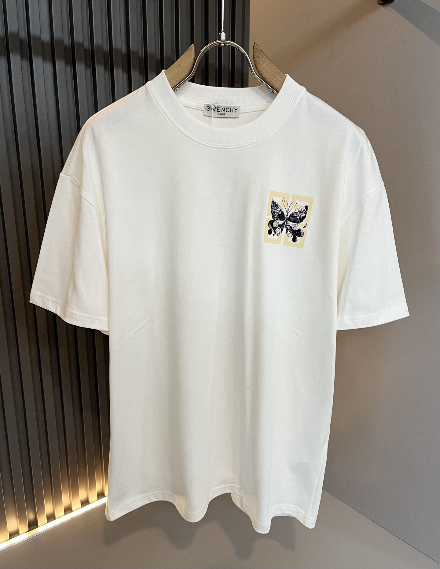 Giv*chy/纪*希2025春夏新款男女同款👫短袖T恤，主创时尚注入了全新时尚能量。通过探索各种题材和