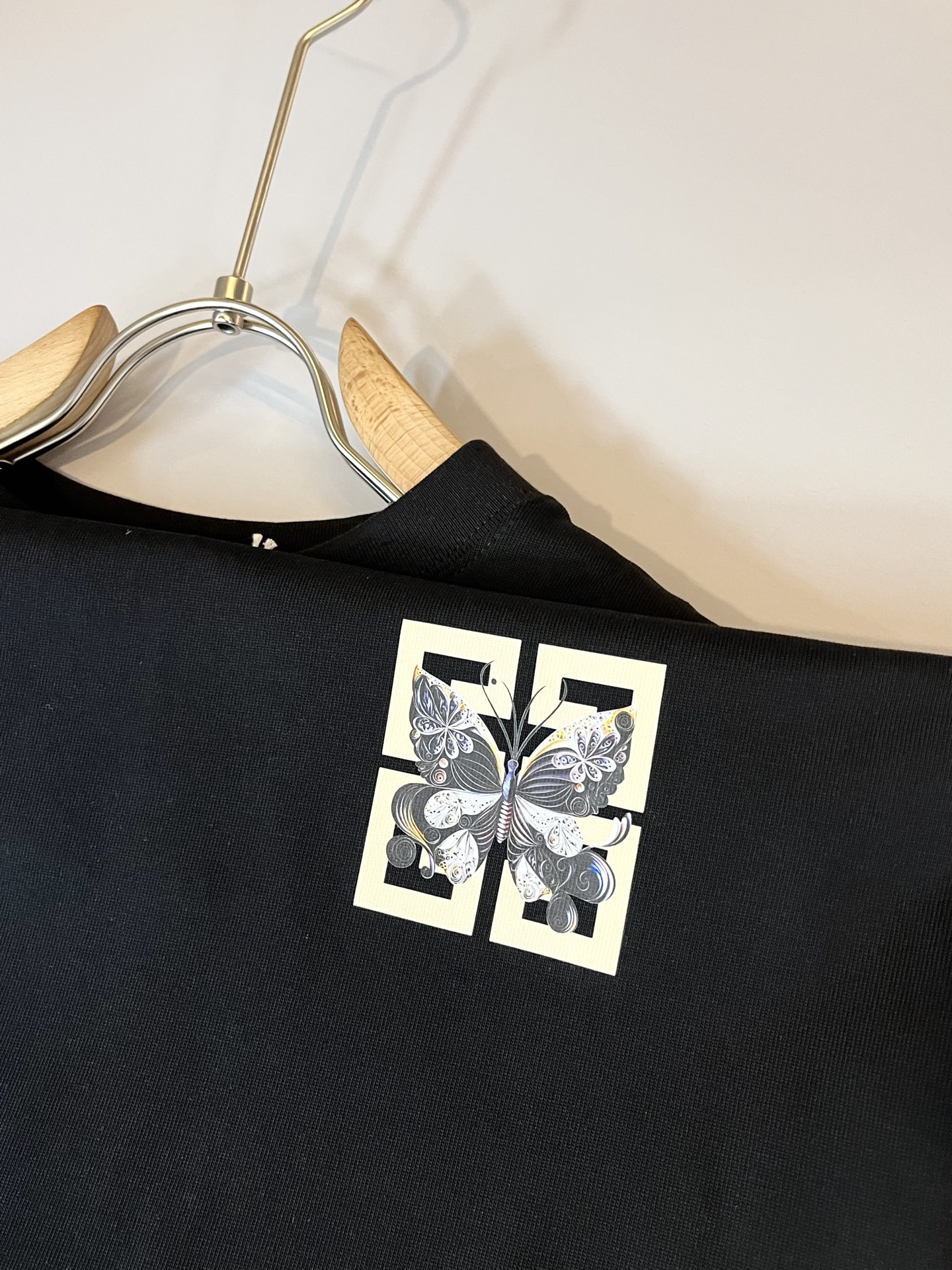 Giv*chy/纪*希2025春夏新款男女同款👫短袖T恤，主创时尚注入了全新时尚能量。通过探索各种题材和