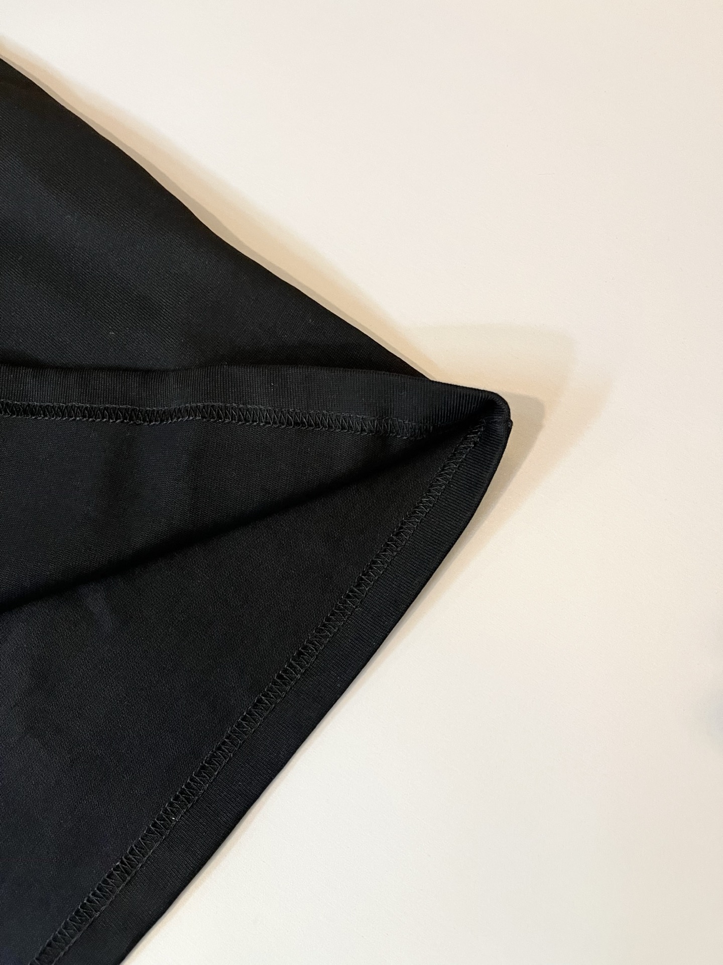 Giv*chy/纪*希2025春夏新款男女同款👫短袖T恤，主创时尚注入了全新时尚能量。通过探索各种题材和