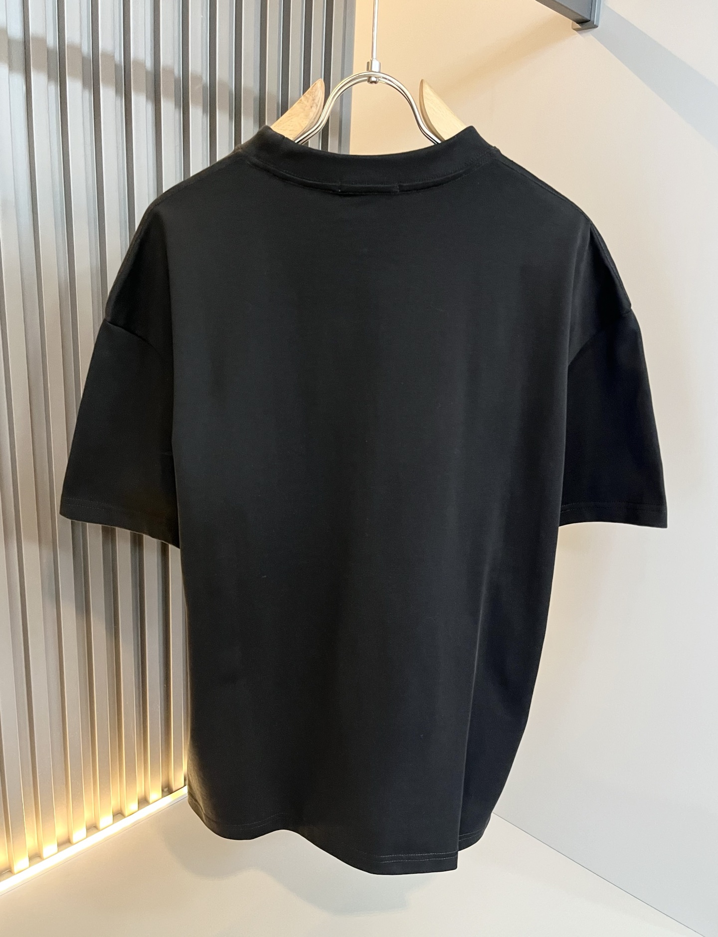 Giv*chy/纪*希2025春夏新款男女同款👫短袖T恤，主创时尚注入了全新时尚能量。通过探索各种题材和