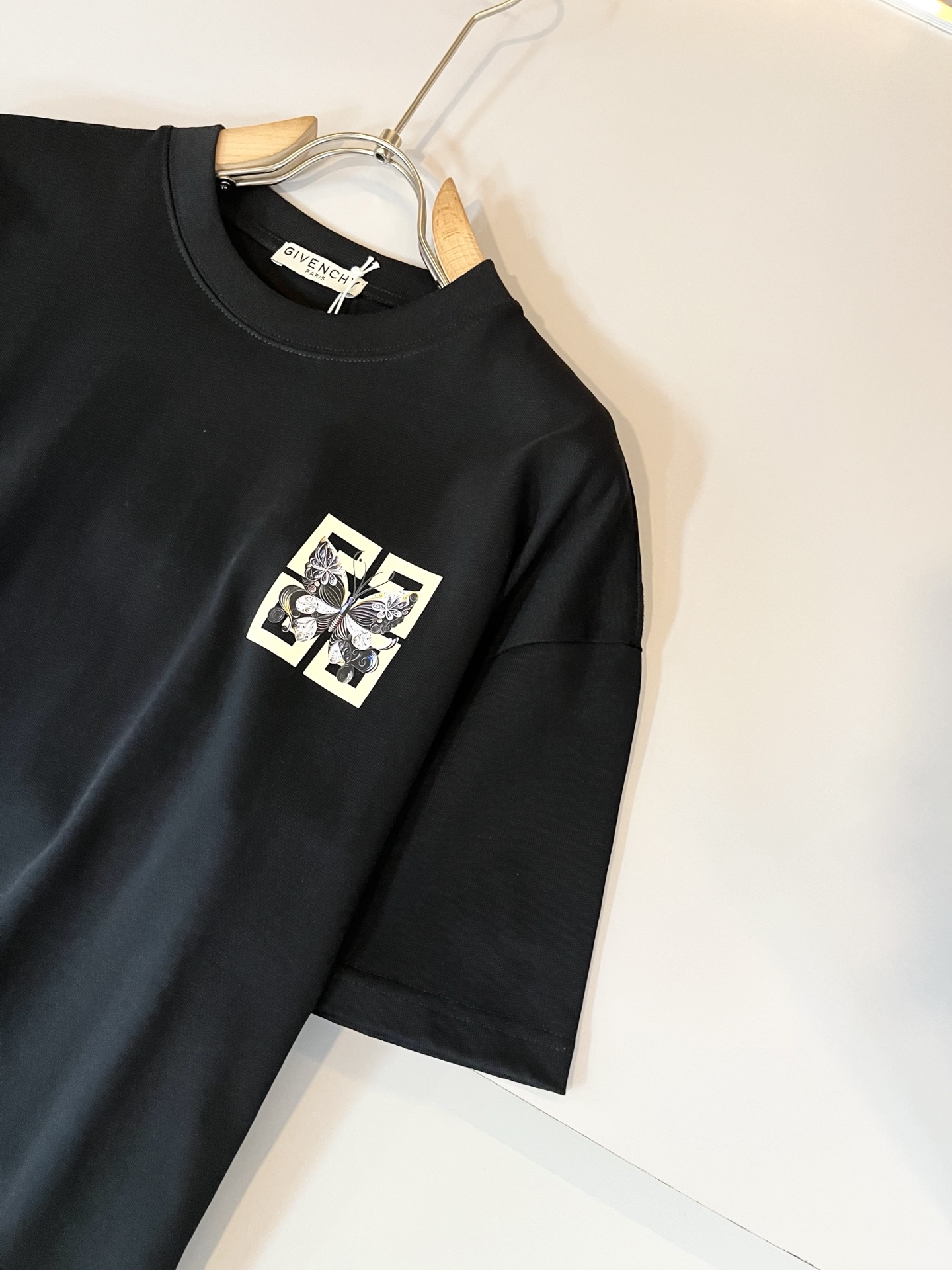 Giv*chy/纪*希2025春夏新款男女同款👫短袖T恤，主创时尚注入了全新时尚能量。通过探索各种题材和