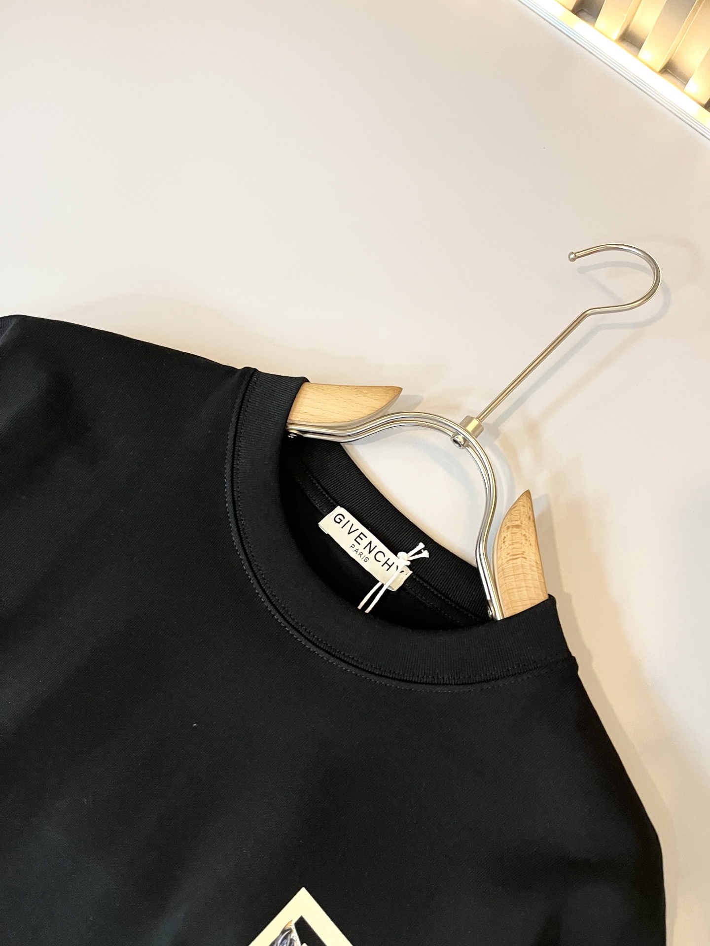 Giv*chy/纪*希2025春夏新款男女同款👫短袖T恤，主创时尚注入了全新时尚能量。通过探索各种题材和