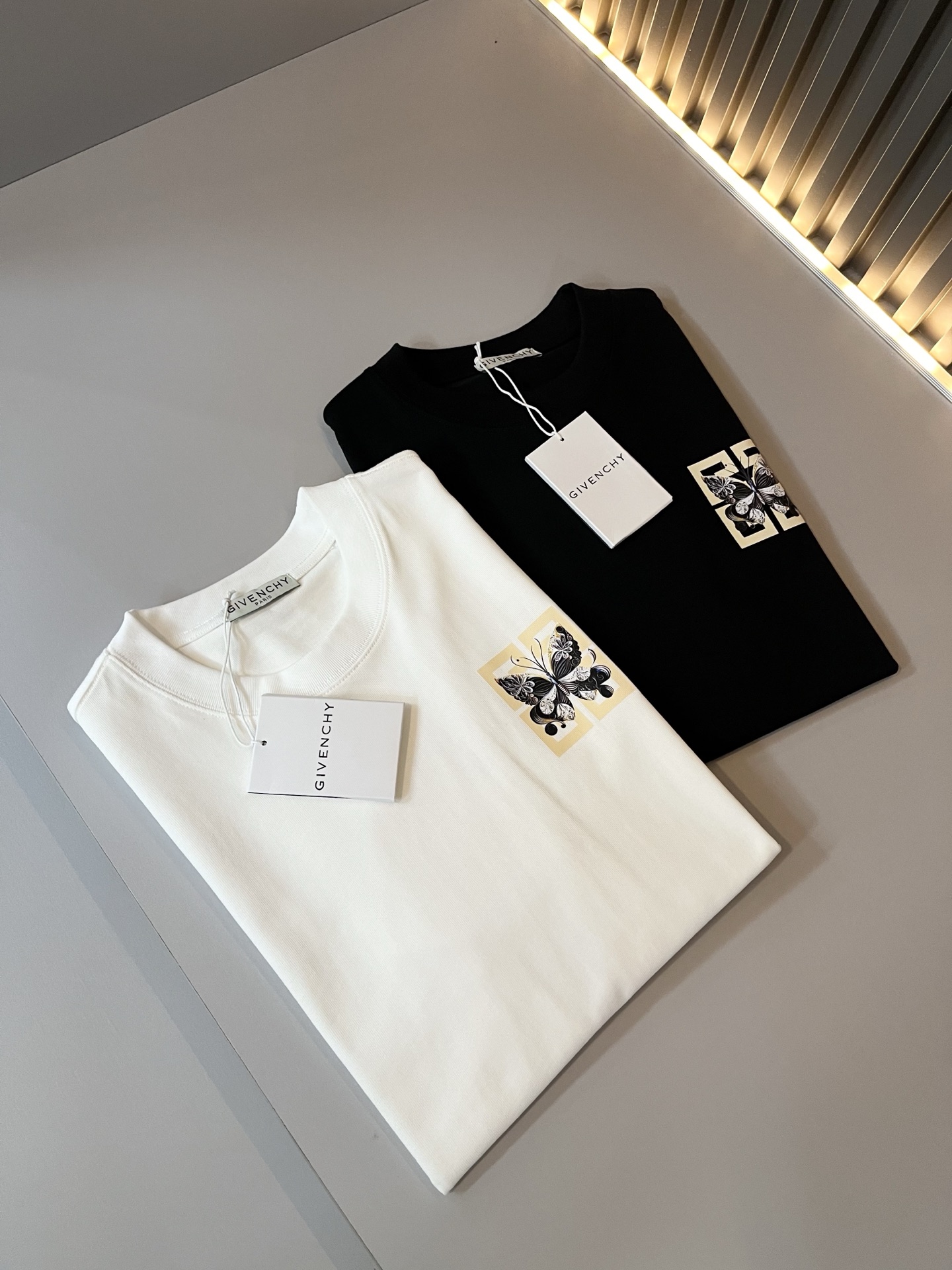 Giv*chy/纪*希2025春夏新款男女同款👫短袖T恤，主创时尚注入了全新时尚能量。通过探索各种题材和