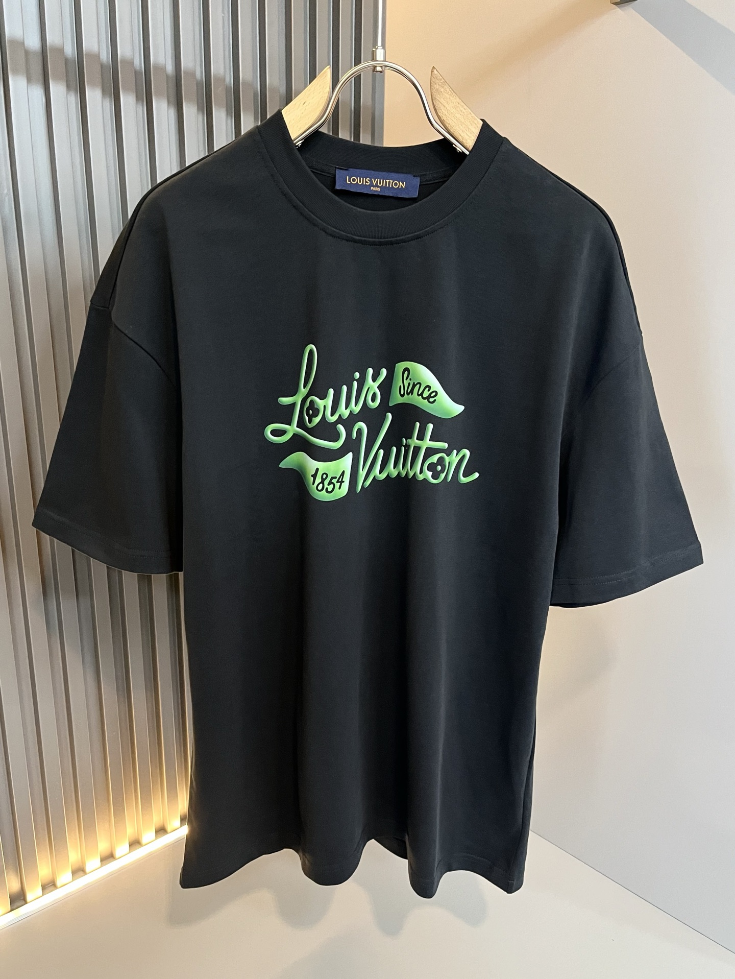 NO:495350,LouisVuitt*Louis*Deng The new spring and summer series of items are launched, a very fashionable and avant-garde casual suit for men and women, with logo logo pattern and printing decoration!  Different from the past, it declares the design concept that has been passed down for many years in the brand!  Its eye-catchingness is no less than any classic style, perfectly presenting the fashionable, high-end and luxurious feeling in front of the world!  Made of imported cotton, the customer-supplied and imported cotton material is selected, with a high-quality 260g pure cotton fabric, which has a soft and soft touch, and the real thing is definitely beyond your imagination. It is extremely comfortable and breathable in close body. Even if you sweat profusely, you will not feel greasy or stuffy. It will bring sweating and moisture absorption to the extreme!  Size M-2XL, louis vuitton,louis vuitton,alexander wang19860909LouisVuitt*路易*登 春夏全新系列单品上线,非常时髦前卫的一款男女同款休闲套装,标识logo图案印花修饰！区别于以往的不同,宣示品牌传承多年的设计理念！其吸睛度完全不亚于任何经典款式,将时髦高级感与奢华感完美呈现在世人眼前！客供进口全棉材质制成,精选优质260g纯棉面料,触感软糯亲肤细腻,实物到手绝对超乎你的想象,贴身无比舒适透气,即便是汗流浃背也不会有腻身及闷热感可言,将排汗吸湿性发挥到了极致！尺码M-2XL,,louis vuitton,louis vuitton,alexander wang,Men's clothing