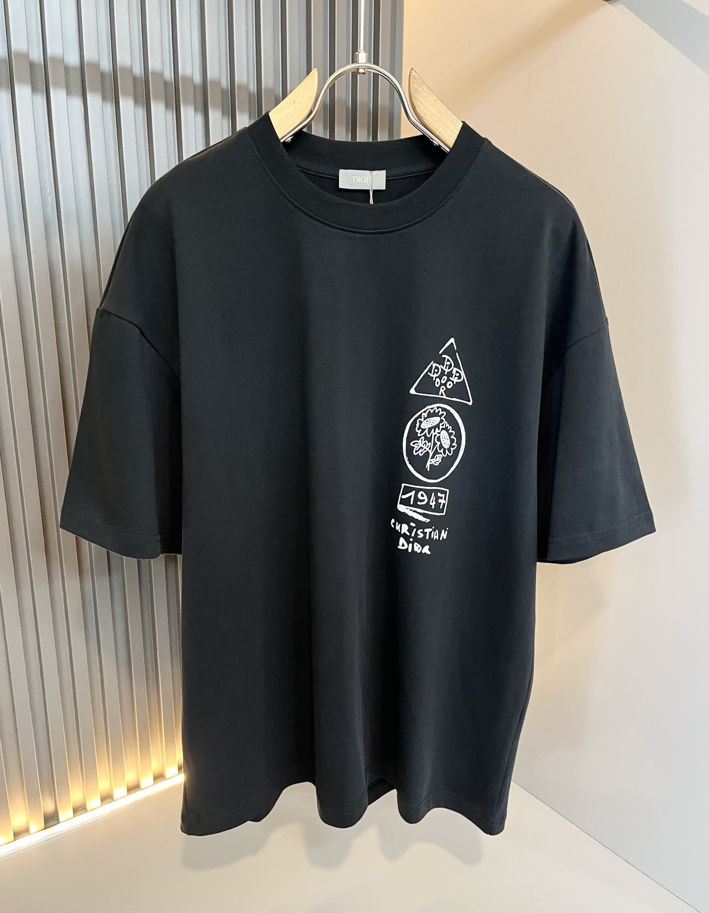 NO:495323,Dio*r Di*ao Spring and Summer new casual suits for men and women are available in trading companies, and they are sold simultaneously on the official website. The most anticipated high-quality products are coming, making you feel what real high luxury is and connotation! This suit is made of D's special pure cotton fabric, full of brand style!  The surface is neat and smooth and shiny, and the texture is obvious through the screen. It is the most enjoyable wearing experience! It perfectly enhances the overall luxury and class, and can get a high-end luxury atmosphere at a glance! Basic regular style cutting, versatile and simple upper body, and is easy to deal with various occasions and environments. It is undoubtedly a must-have item for daily commuting! Size M~2XL,,dior,dior,alexander wang19860909Dio*r迪*奥春夏新品男女同款休闲套装,贸易公司渠道稀出,同步官网发售,男神女神最为期待的精品狠货重磅来袭,让你感受到什么叫真正的高奢有内涵!此款套装选用D家专用纯棉面料制成,满满的品牌风格！表面整洁光滑且富有光泽,质感透过屏幕都显而易 见,你最为享受的穿着体验! 完美提升了整体的奢华档次感,一眼就能Get到的高端奢华气息!基础常规版型裁剪,上身百搭简约不挑人,轻松应对各种场合与环境,属于日常通勤必备的臻品无疑!尺码M～2XL,,dior,dior,alexander wang,Men's clothing