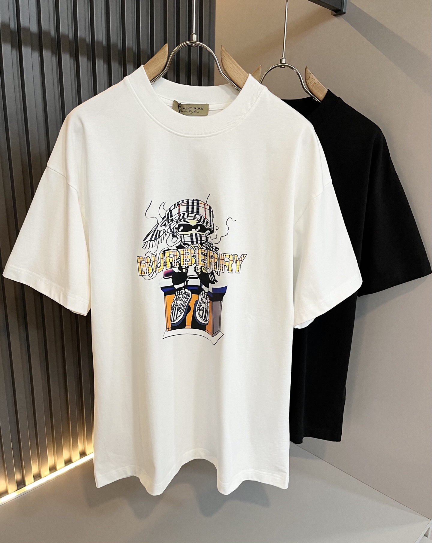 NO:491651,BURBER*Y Ba*li's new spring and summer 2025 short-sleeved T-shirt for men and women, is coming, and is made of a popular environmentally friendly pure cotton fabric recently. It is a high-end outdoor sports and leisure series, which is very popular in sports!  BUR's latest special material, logo pattern glue pressing design!  Fabric is also called memory cloth, which refers to fabrics with morphological memory functions. It instantly kills all versions on the market. It can only be said that it is not a level of existence at all. Whether it is material, detail restoration and craftsmanship, you are not afraid of any challenges. Just to contribute wonderful products to everyone. As always, it is consistent. A style that implements the core concept of BUR will be closely tied to fashion, always maintaining perfection, a simple but not simple design style perfectly meets the outfit you need in daily life. Size: M-3XL, burberry, T-shirt, tees, t-shirt, alexander wang19860909BURBER*Y巴*莉2025春夏新品男女同款短袖T恤,重磅来袭,最近比较火热的环保纯棉面料制作而成,高端户外运动休闲系列,非常火热运动风潮！BUR最新研发的特殊材质,标志logo图案压胶设计！面料也叫记忆布,是指具有形态记忆功能的面料,秒杀市面上一切版本,只能说根本就不是一个级别的存在,不管是材质还是细节还原度以及工艺制作方面,不惧任何挑战,只为给大家奉献绝妙产物一如既往,始终如一,贯彻了BUR核心理念的一个款式将与时尚紧紧的捆绑在一起,时刻保持完美,简约而不简单的的设计风格,完美的满足了你日常所需要的穿搭.尺码:M-3XL,,burberry,T-shirt,tees，t-shirt,alexander wang,Men's clothing