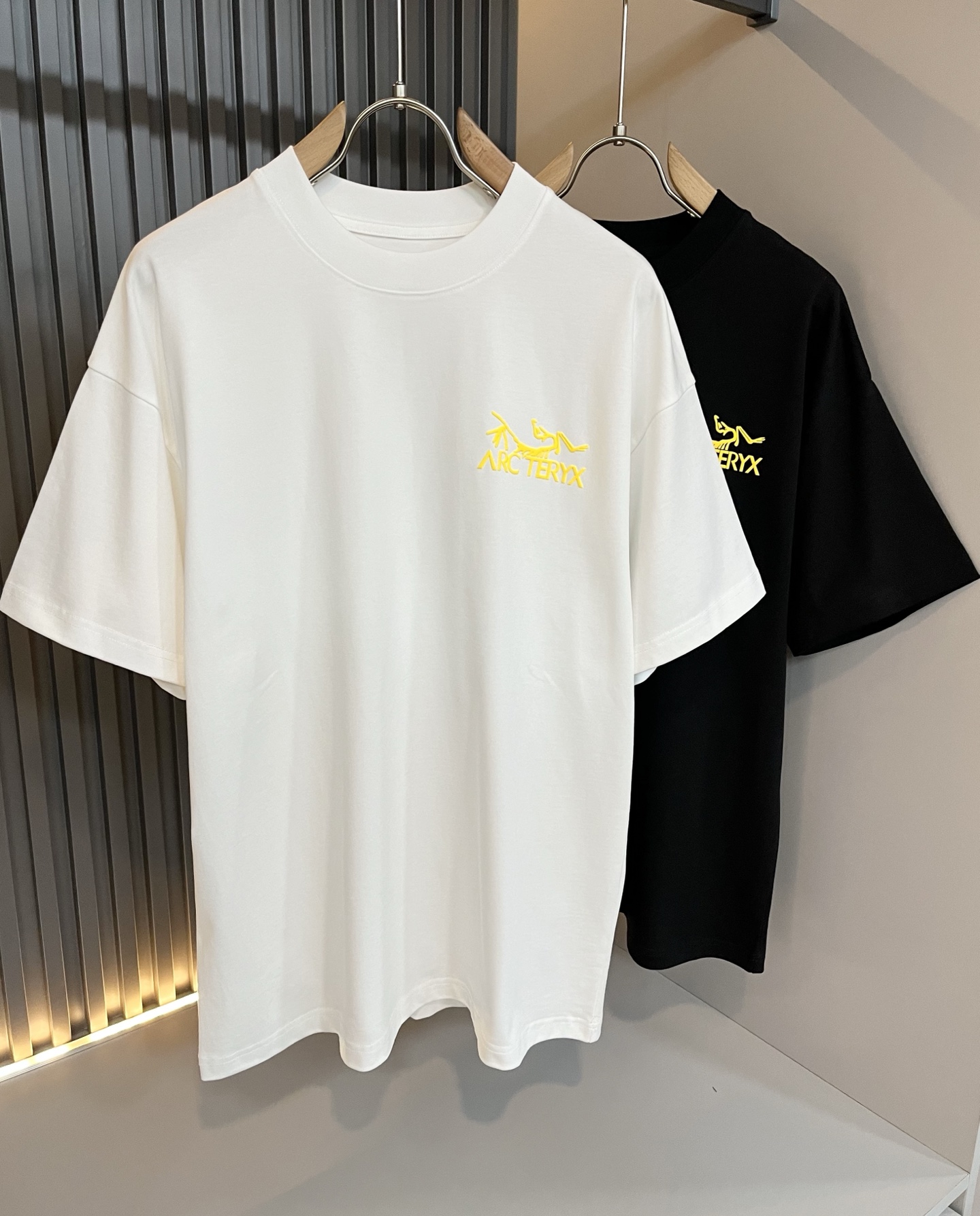 NO:491817,ARCTER*X Original Archaeological Bird 2025 spring and summer new short-sleeved T-shirt outdoor brands for men and women, perhaps the first thing that comes to mind is Canadian goose and Archaeological Bird. It gives people a feeling of trying out the label!  In addition to being quite accomplished in style design, the most obvious or most expert should be to have deeper and unique insights and attainments in fabrics. Through continuous structural research and problem-solving, and characterized by unique research on fabrics, these alone are enough to support it to become the first new logo brand image in the clothing manufacturing industry. This model uses air cotton material!  The fabric after the seiko blending feels smooth and soft, and it has both natural beauty and comfort. The large body style is cut cleanly and cleanly, and the fabric shows a different hazy structural beauty. It is made of exclusive mold customization. The fabric and its technology test the workers, can be smooth and smooth without wrinkles!  Logo logo pattern printing craft design!  It really tests the handmade work of every master!  It makes the whole clean and neat, without leaving any thread. Now men who pursue life are more refined in life!  Size M-3XL, arc'teryx, T-shirt,tees, t-shirt,alexander wang19860909ARCTER*X始*祖鸟 2025春夏新款男女同款短袖T恤户外品牌可能大家第一想到的就是加拿大鹅、始祖鸟.给人一种标签试的感觉！除了在款式设计上颇有造诣之外,最明显或者说最为拿手的,应该就是在面料上的拥有更深独特见解跟造诣了.通过不断地结构研究和问题处理,在以面料独特研究为特征,仅凭这些就已经足以支撑其成为服装制造行业中,首屈可数的新标志品牌形象.此款采用的空气棉材质！通过精工混纺之后的面料,手感细滑柔软,同时兼具自然美感跟舒适度.大身上版型裁剪简洁干净,面料上显现出了不一样朦胧的结构性美感来.独家开模定制而成,面料及其考验工人的技术,能做到平整服帖又不起皱！标志logo图案印花工艺设计！真的是很考验每位师傅的手工制作！使得整体干净利索,不留一丝线头.现在对于生活有所追求的男性也在生活中更为精致！尺码M-3XL,arc'teryx,T-shirt,tees，t-shirt,alexander wang,Men's clothing