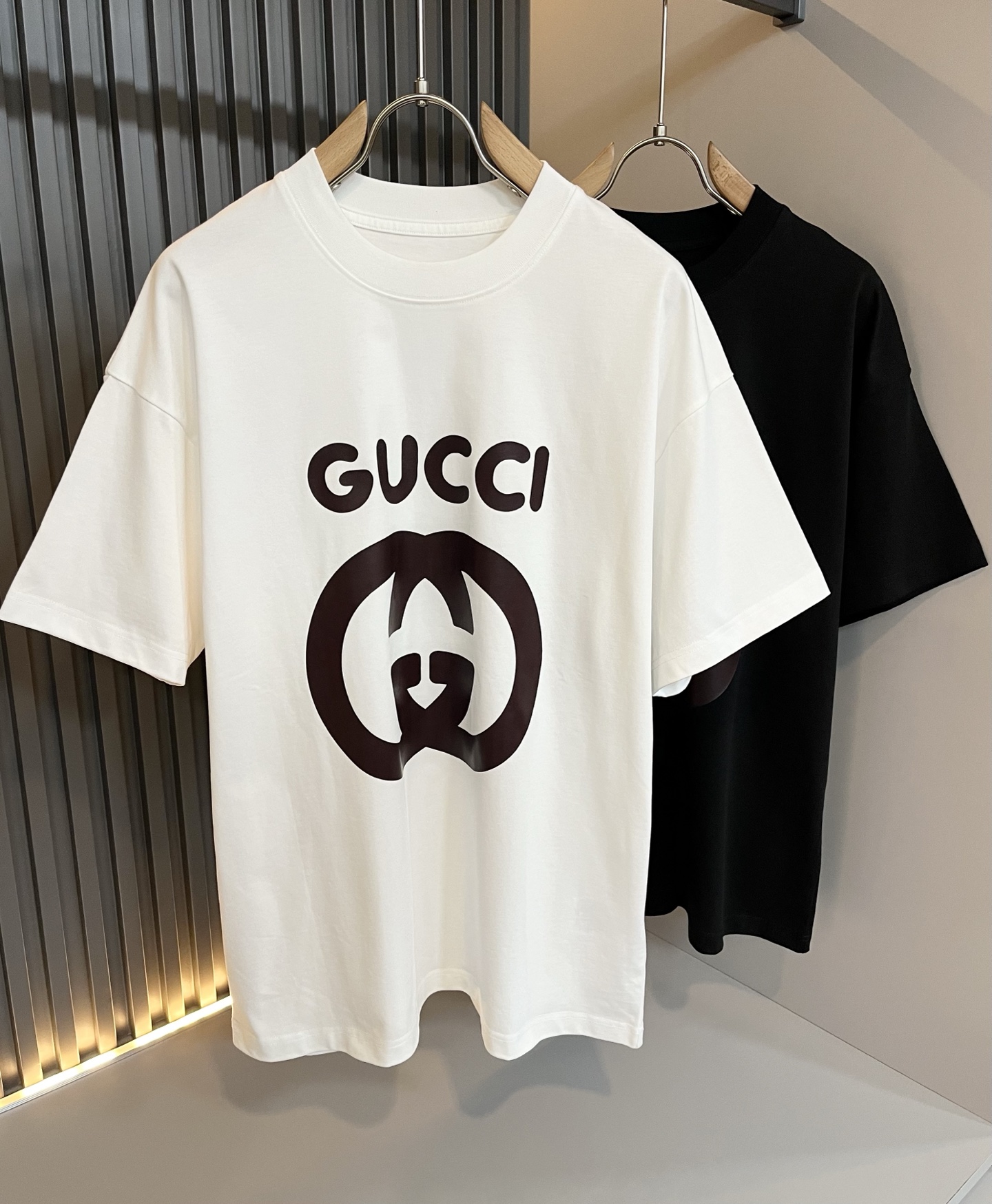 NO:491821,Gucc* Gujia 2025 spring and summer new style for men and women couples casual loose cotton round neck short-sleeved T-shirt!  Trading companies have sparse channels and are released on the official website at the same time!  The latest series of spring and summer 2025, classic fashion design elements, injecting full vitality into the new series. This T-shirt is carefully selected for imported cotton fabrics. The fabric feels skin-friendly and soft and delicate, and the body logo print design!  It has an extremely comfortable and breathable wearing experience. The whole item is very eye-catching and fashionable, and is deeply loved by young people today!  The loose round neck cut is a neutral style regardless of age and gender, suitable for matching all the styles and looks you need in your daily life!  It is recommended to wear couple outfits to go out on the street to make it more pleasing to the eye!  Size M-3XL, gucci, gucci, T-shirt, tees, t-shirt, alexander wang19860909Gucc*古家 2025春夏新款男女同情侣款休闲宽松棉质圆领短袖T恤衫！贸易公司渠道稀出,同步官网发售 ！ 2025春夏最新系列,经典时尚设计元素,为全新系列注入满满活力,这款T恤衫用心甄选客供进口棉面料制成,面料手感亲肤柔软细腻,衣身logo印花设计！拥有着无比舒适透气性的穿着体验,整件单品极具吸睛度与时尚感,深受当下年轻人的喜爱！基础宽松的圆领版型裁剪,不分年龄与性别的中性款式,适合搭配你日常所需的所有风格与造型！建议搭配情侣装出街会更为养眼出色！尺码M-3XL,,gucci,gucci,T-shirt,tees，t-shirt,alexander wang,Men's clothing