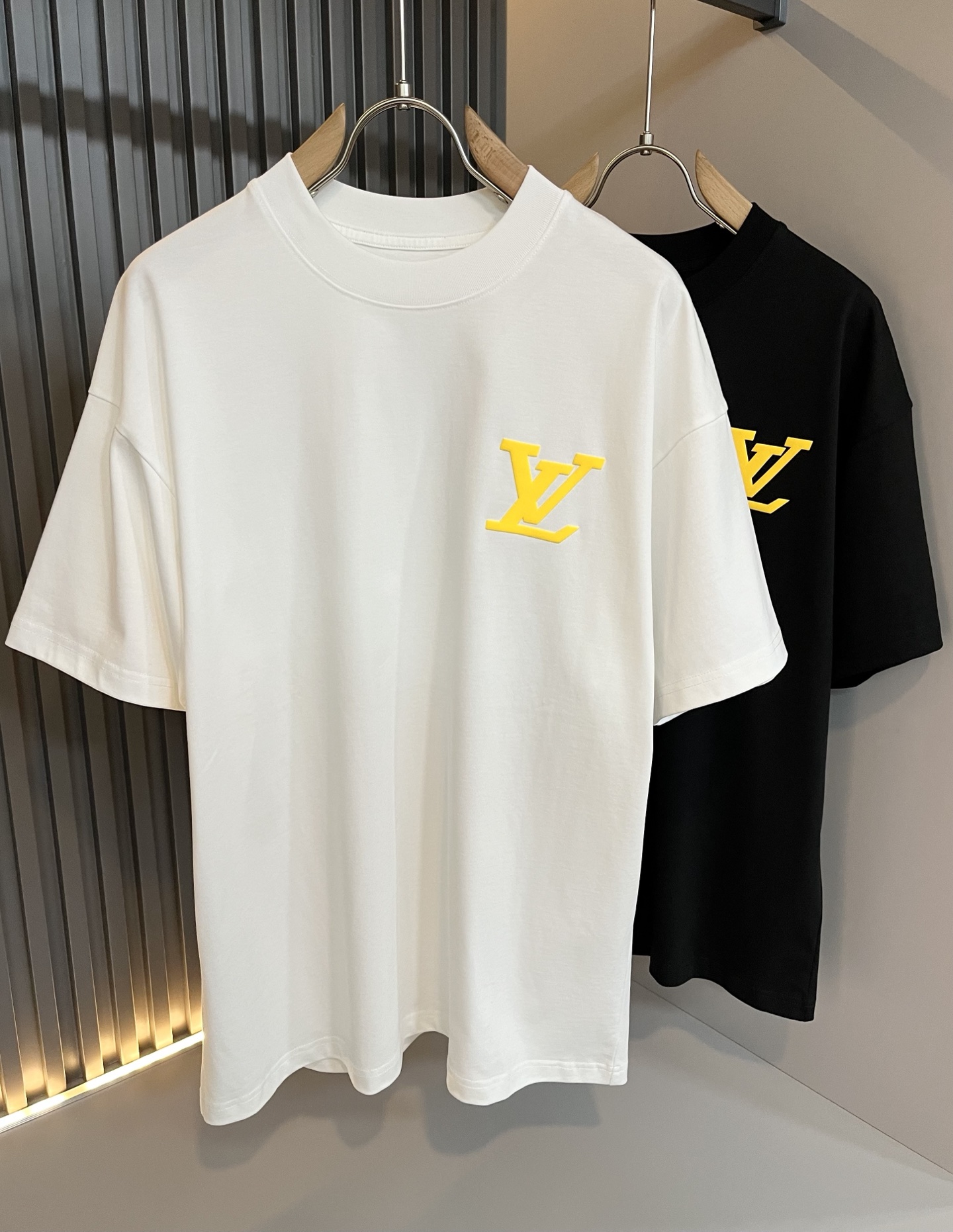 NO:491635,LouisVuitt*Louis*Deng The new series of products in 2025 spring and summer are launched, a very fashionable and avant-garde short-sleeved T-shirt for men and women, with logo pattern glue-touching!  Different from the past, it declares the design concept that has been passed down for many years in the brand!  Its eye-catchingness is no less than any classic style, perfectly presenting the fashionable, high-end and luxurious feeling in front of the world!  Made of imported 280 grams of cotton, selected high-quality pure cotton fabrics, soft and soft to the touch, the real thing is definitely beyond your imagination, close to the body and breathable, even if you sweat profusely, you will not feel greasy or stuffy, and will bring sweating and moisture absorption to the extreme!  Size M-3XL, louis vuitton,louis vuitton,t-shirt,tees,t-shirt,alexander wang19860909LouisVuitt*路易*登 2025春夏全新系列单品上线,非常时髦前卫的一款男女同款短袖T恤,标识logo图案压胶修饰！区别于以往的不同,宣示品牌传承多年的设计理念！其吸睛度完全不亚于任何经典款式,将时髦高级感与奢华感完美呈现在世人眼前！客供进口280克全棉材质制成,精选优质纯棉面料,触感软糯亲肤细腻,实物到手绝对超乎你的想象,贴身无比舒适透气,即便是汗流浃背也不会有腻身及闷热感可言,将排汗吸湿性发挥到了极致！尺码M-3XL,,louis vuitton,louis vuitton,T-shirt,tees，t-shirt,alexander wang,Men's clothing