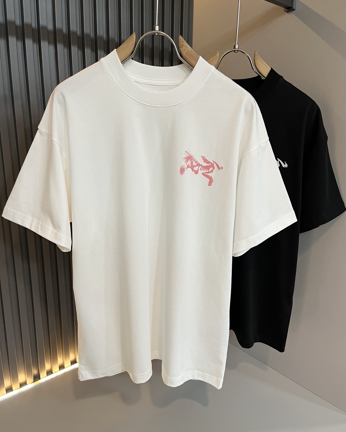 NO:491810,ARCTER*X Original Archaeological Bird 2025 spring and summer new short-sleeved T-shirt outdoor brands for men and women, perhaps the first thing that comes to mind is Canadian goose and Archaeological Bird. It gives people a feeling of trying out the label!  In addition to being quite accomplished in style design, the most obvious or most expert should be to have deeper and unique insights and attainments in fabrics. Through continuous structural research and problem-solving, and characterized by unique research on fabrics, these alone are enough to support it to become the first new logo brand image in the clothing manufacturing industry. This model uses air cotton material!  The fabric after the seiko blending feels smooth and soft, and it has both natural beauty and comfort. The large body style is cut cleanly and cleanly, and the fabric shows a different hazy structural beauty. It is made of exclusive mold customization. The fabric and its technology test the workers, can be smooth and smooth without wrinkles!  Logo logo pattern printing craft design!  It really tests the handmade work of every master!  It makes the whole clean and neat, without leaving any thread. Now men who pursue life are more refined in life!  Size M-3XL, arc'teryx, T-shirt,tees, t-shirt,alexander wang19860909ARCTER*X始*祖鸟 2025春夏新款男女同款短袖T恤户外品牌可能大家第一想到的就是加拿大鹅、始祖鸟.给人一种标签试的感觉！除了在款式设计上颇有造诣之外,最明显或者说最为拿手的,应该就是在面料上的拥有更深独特见解跟造诣了.通过不断地结构研究和问题处理,在以面料独特研究为特征,仅凭这些就已经足以支撑其成为服装制造行业中,首屈可数的新标志品牌形象.此款采用的空气棉材质！通过精工混纺之后的面料,手感细滑柔软,同时兼具自然美感跟舒适度.大身上版型裁剪简洁干净,面料上显现出了不一样朦胧的结构性美感来.独家开模定制而成,面料及其考验工人的技术,能做到平整服帖又不起皱！标志logo图案印花工艺设计！真的是很考验每位师傅的手工制作！使得整体干净利索,不留一丝线头.现在对于生活有所追求的男性也在生活中更为精致！尺码M-3XL,arc'teryx,T-shirt,tees，t-shirt,alexander wang,Men's clothing