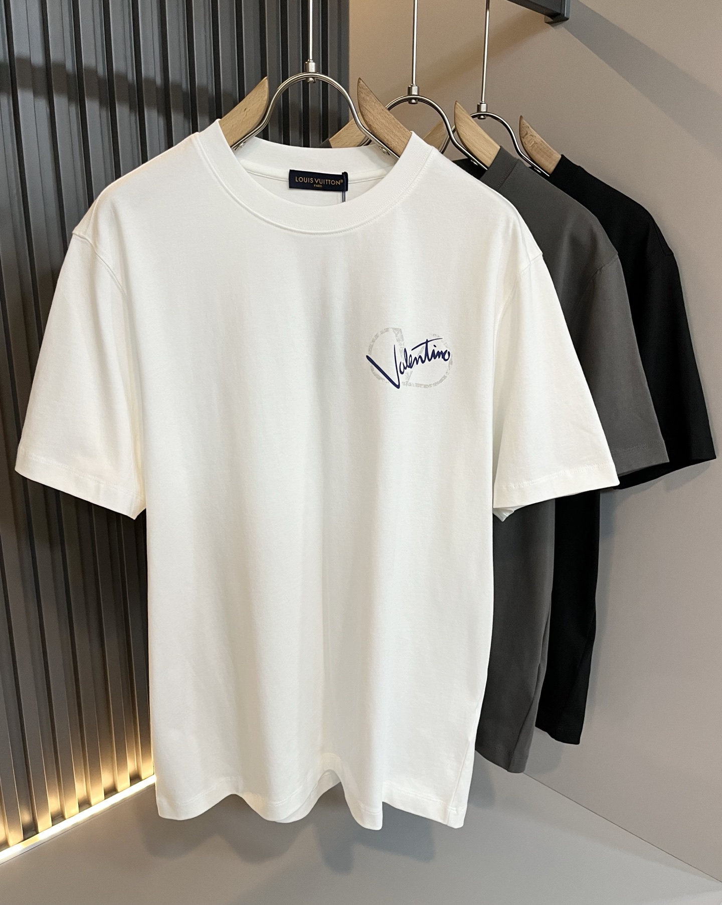 NO:491629,VALENTI*O Warren*nu~Counter style, 2025 spring and summer new short-sleeved T-shirt, front and rear logo printing design!  Simple, fashionable and young, versatile style, and a young and elegant upper body feel!  It will never be outdated. All major counters are listed simultaneously. The orders of goods, workmanship and details of the foreign trade full-quality trading company are very well-established, and they are very particular. The fabric is made of high-quality cotton fabric!  The upper body is comfortable and breathable, and the overall feels very crisp. It is worn on a daily basis. Whether it is worn alone or in the inner wear, it is simple and brilliant. Casual men and women should not miss it. Size M-5XL, valentino, valentino, T-shirt, tees, t-shirt, alexander wang19860909VALENTI*O华伦*奴～柜台款、2025春夏新款短袖T恤,前后logo印花设计！简单时尚而年轻,百搭风格,上身感很年轻优雅！永远不会过时.各大柜台同步上市,外贸全品相贸易公司订单货品,做工和细节部位非常到位,非常讲究.合体的剪裁.面料采用优质棉面料！上身舒适透气,整体又有很好的挺括感,日常基础穿着.不管单穿还是内搭,简简单单就很出彩,休闲男女不容错过.尺码M-5XL,,valentino,valentino,T-shirt,tees，t-shirt,alexander wang,Men's clothing