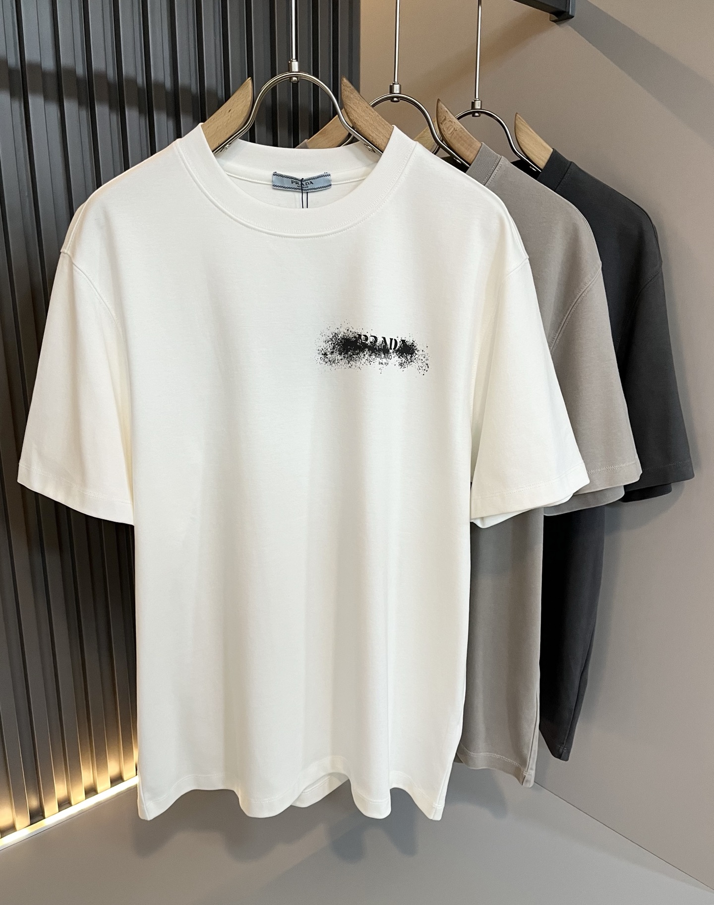 NO:491659,PRAD*A Pu*da 2025 spring and summer new short-sleeved T-shirt for men and women, the latest model is exclusively available on the entire network!  !  ~ It is classic and fashionable and versatile, who doesn’t like it? It will show the classic again. It is very pleasing to the eye and comes with a low luxury halo and recognition!  Pr*da's traditional brand concept and modern advanced technology are perfectly combined. Coupled with the extremely modern and simple design, P-family exclusive logo pattern printing design!  Customized 100% imported pure cotton fabric!  The texture of this model is quite touching, the specifications and grades are known with tentacles. The degree of delicateness and breathability are top-notch!  Size M-5XL, prada, T-shirt,tees, t-shirt,alexander wang19860909PRAD*A普*达2025春夏新款男女同款短袖T恤,最新款全网独家首上！！~既经典有时尚百搭,谁不爱啊,将经典再次展现,非常的耐看,自带低奢光环与辨识度！Pr*da传统的品牌理念和现代化的先进技术进行了完美结合.加上极其现代摩登风范的简约设计,p家专属logo图案印花设计！定制百分百进口纯棉面料！此款的质感相当感人 触手便知规格档次 细腻程度与透气效果堪称顶级！尺码M-5XL,,prada,T-shirt,tees，t-shirt,alexander wang,Men's clothing